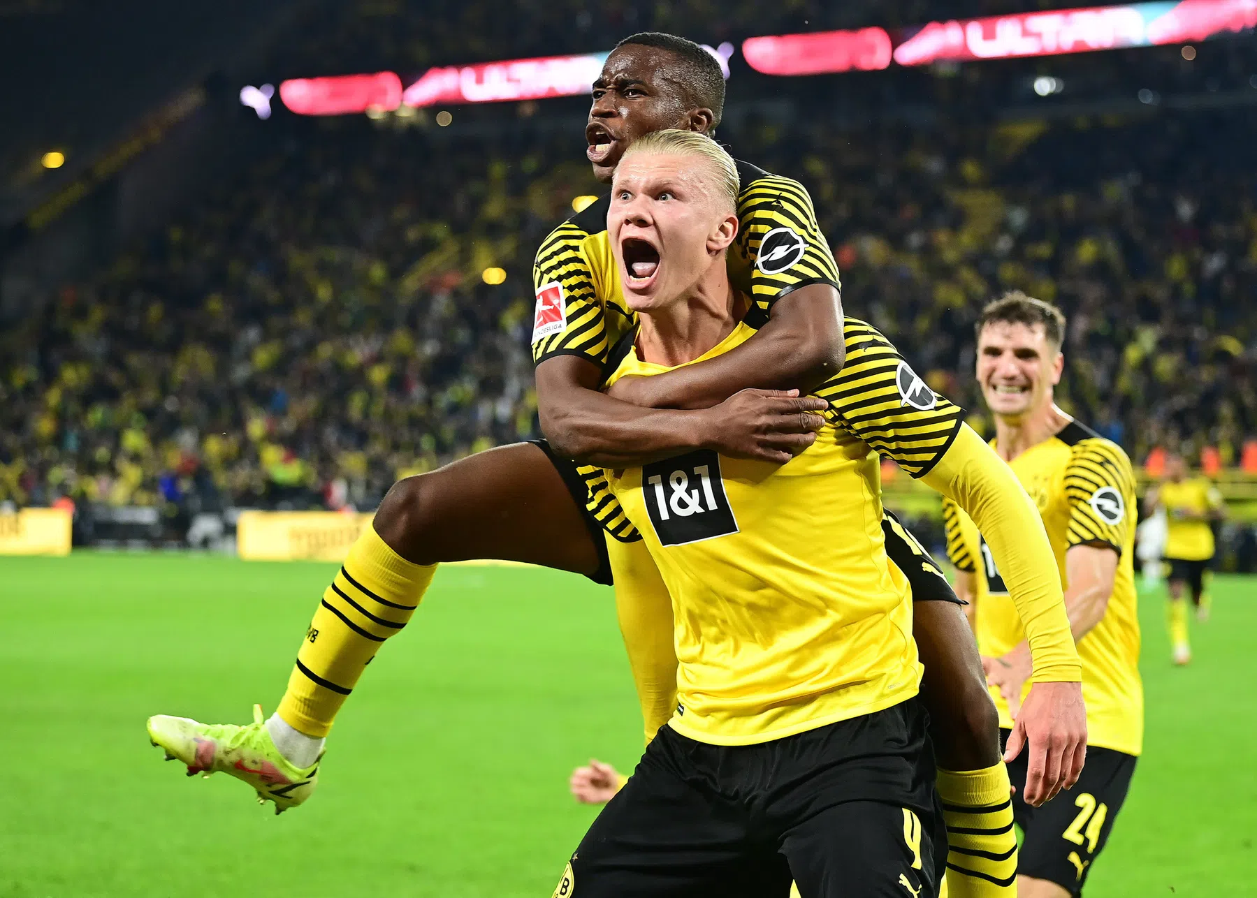 Haaland laat Dortmund toch nog ontsnappen na krankzinnige slotfase