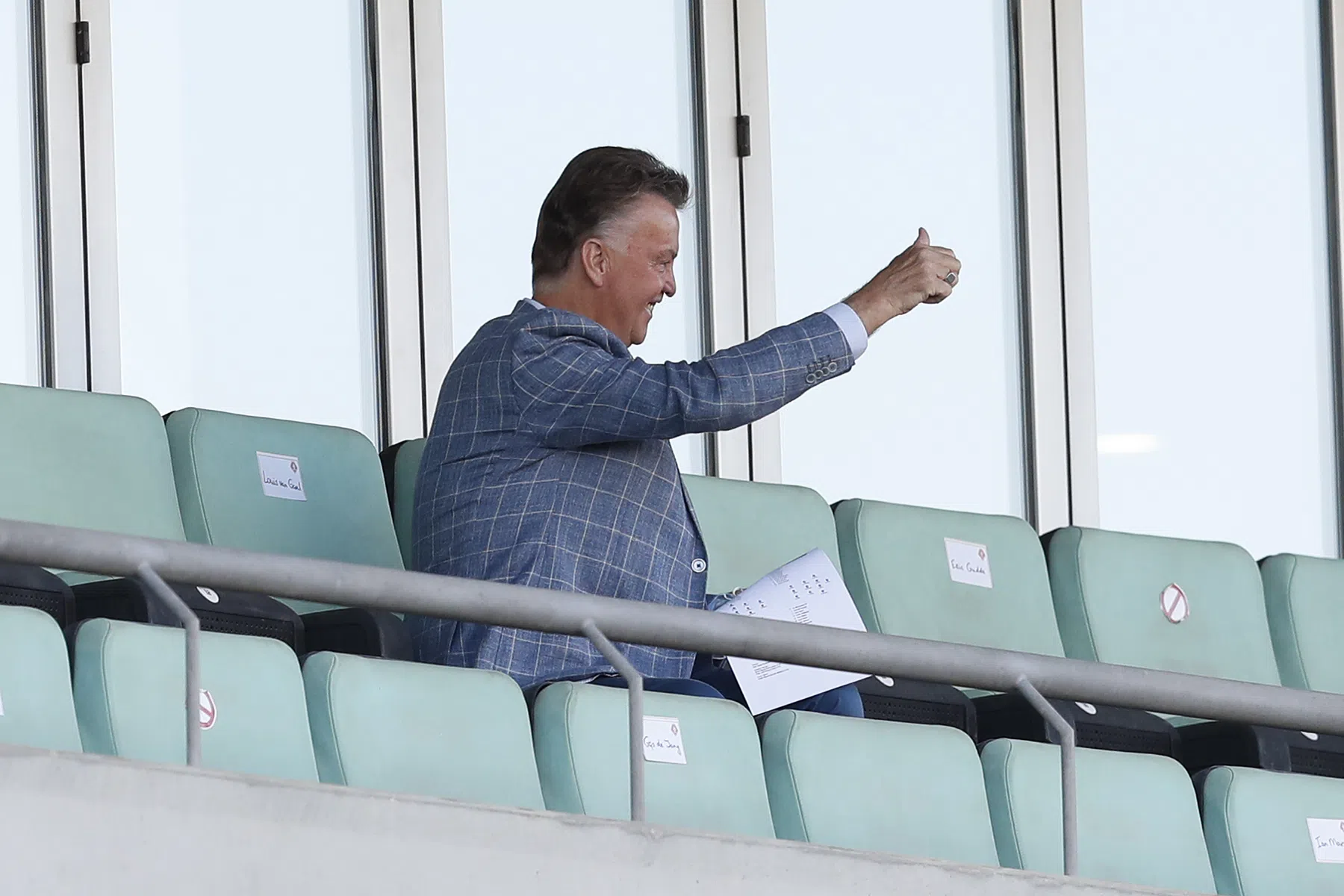 Van Gaal luistert naar medici: 'Ik zou gek zijn als ik Dumfries niet zou selecteren'