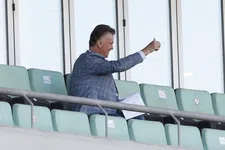 Thumbnail for article: Van Gaal luistert naar medici: 'Ik zou gek zijn als ik Dumfries niet zou selecteren'