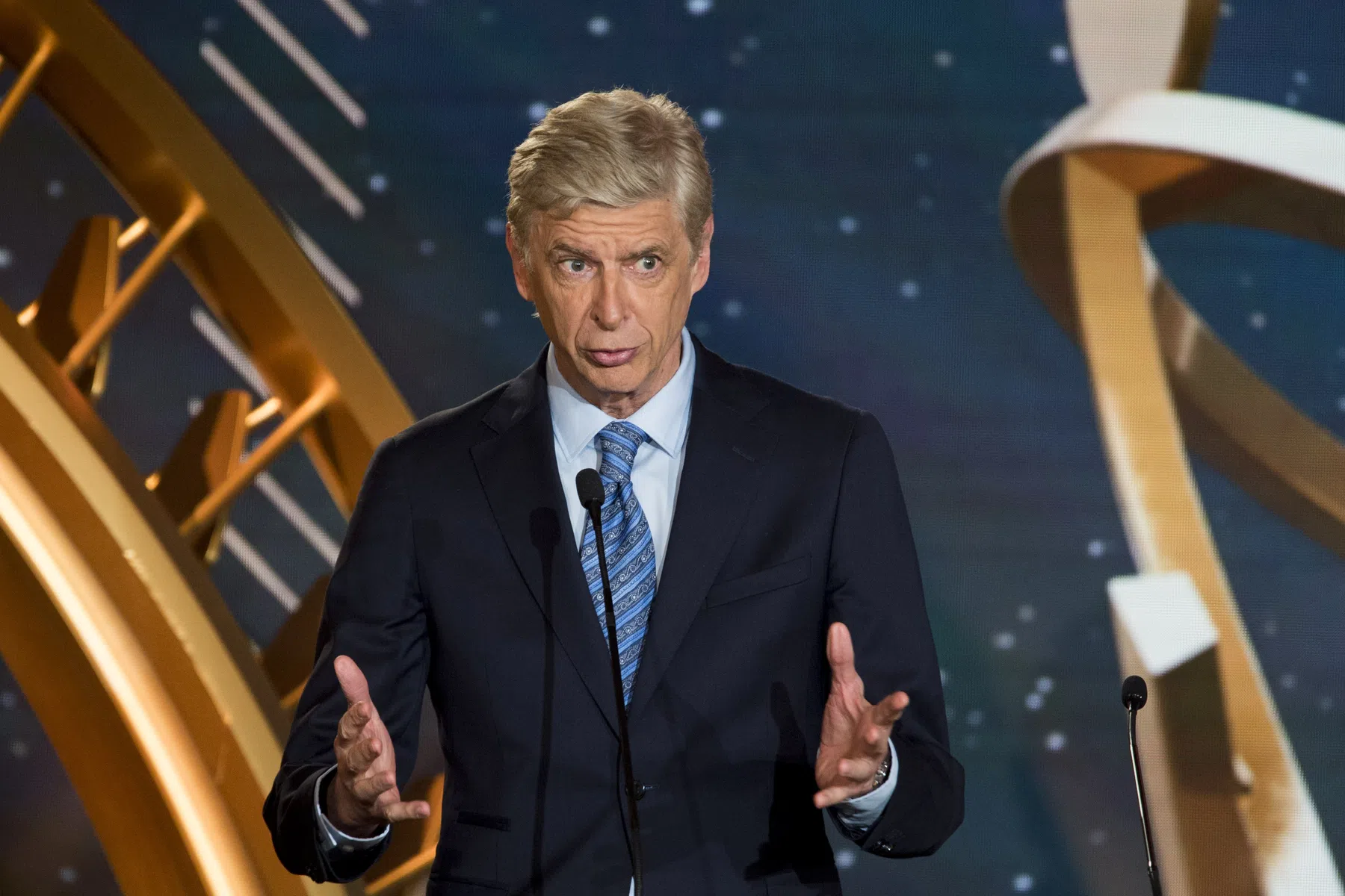 Iedere twee jaar een WK? Wenger legt 'totaal irrationeel' plan opnieuw uit