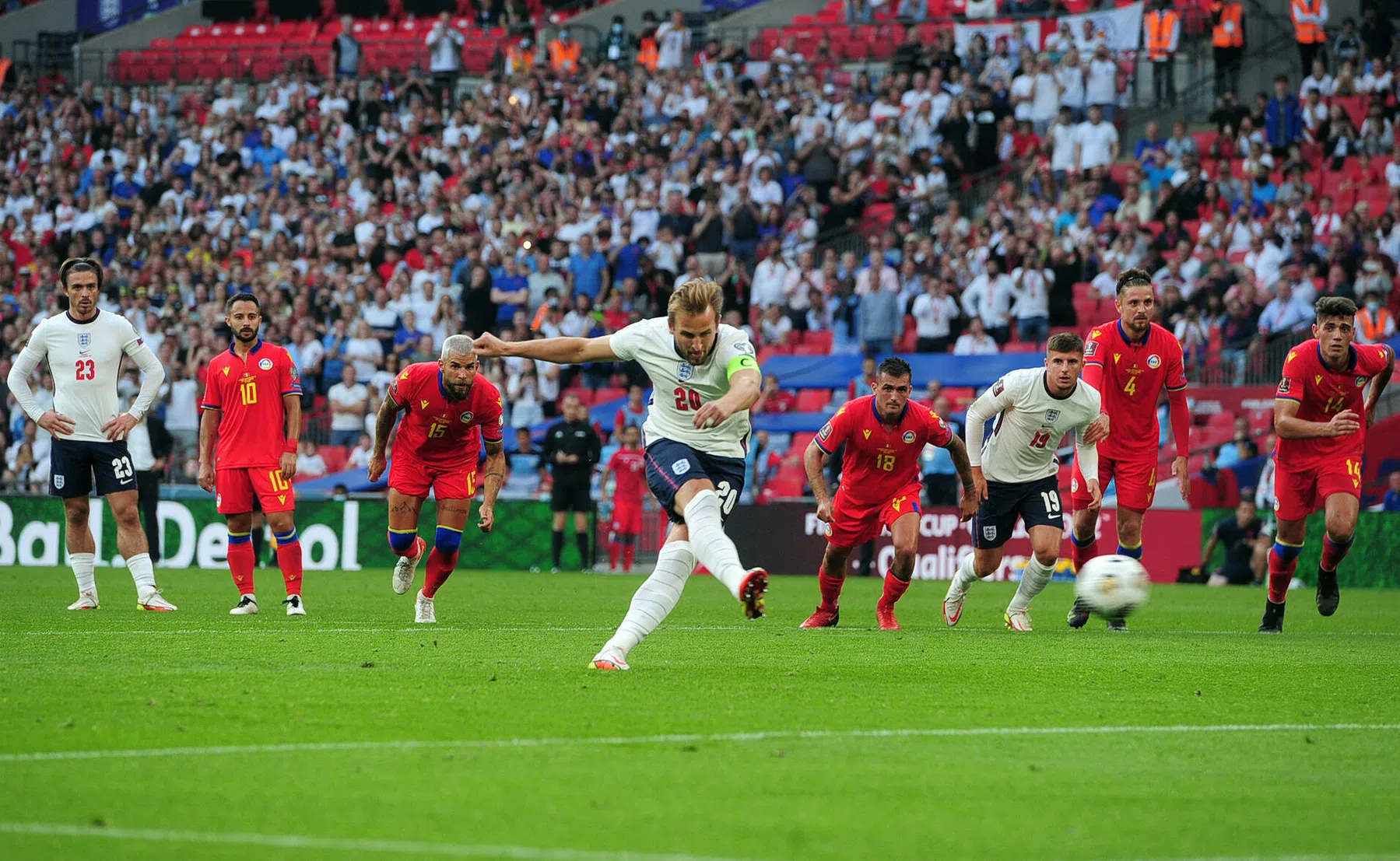 Mijlpaal Kane en hoofdrollen Lingard en jarige Saka bij foutloos Engeland