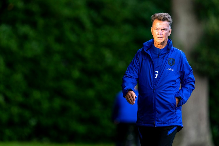 Van Gaal ergert zich aan uitgelekte opstellingen