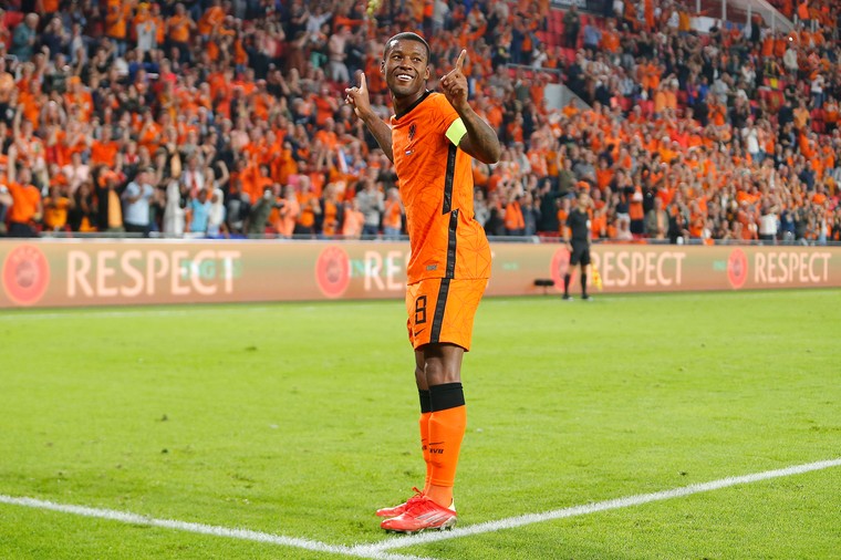 Scorende Wijnaldum hard op weg Sneijder af te lossen