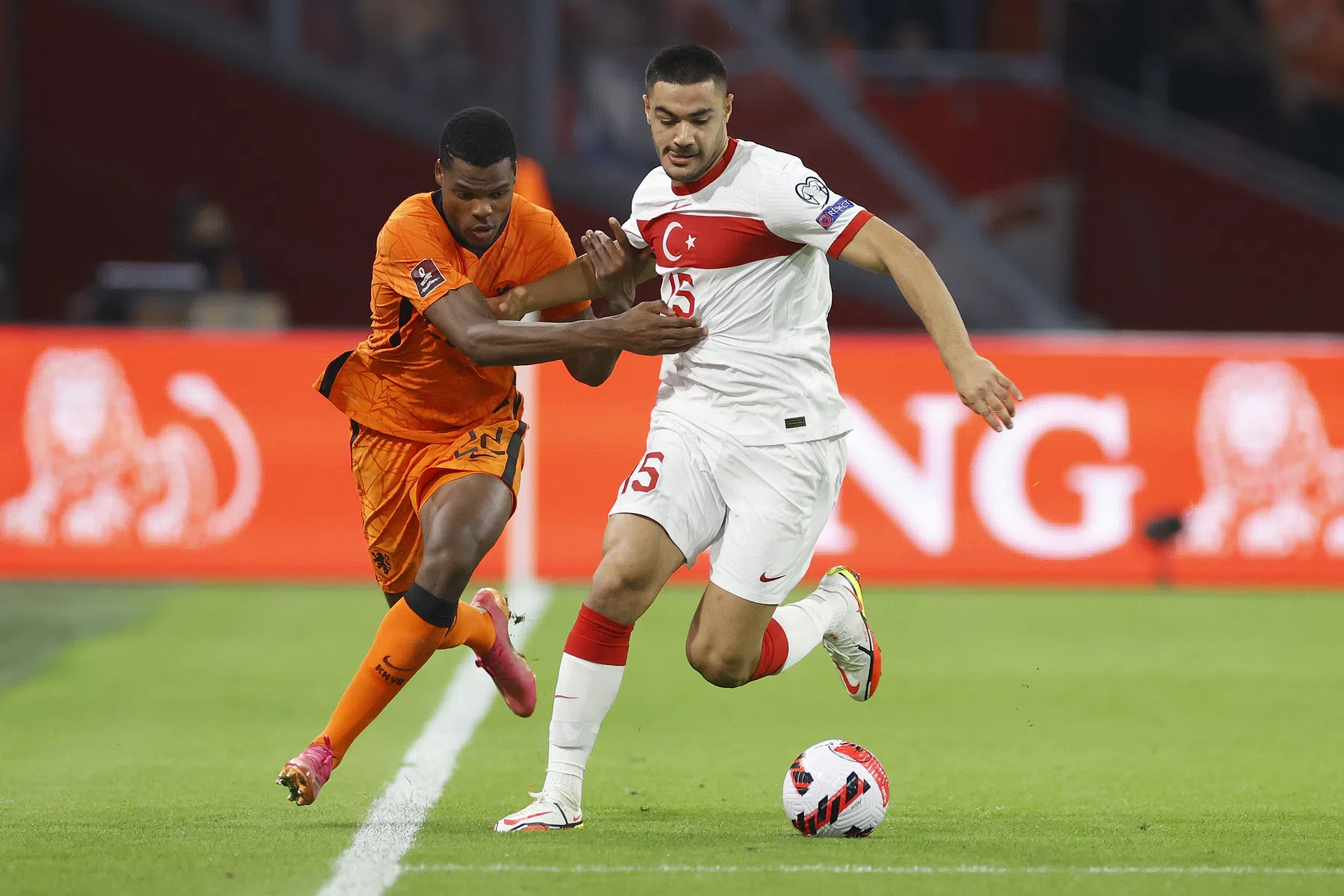 Turkse media: 'Van het veld geblazen en vernietigd op schandalige avond'