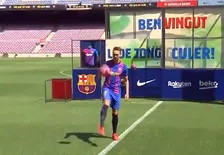 Thumbnail for article: Beelden: Luuk de Jong houdt balletje hoog tijdens presentatie bij Barcelona