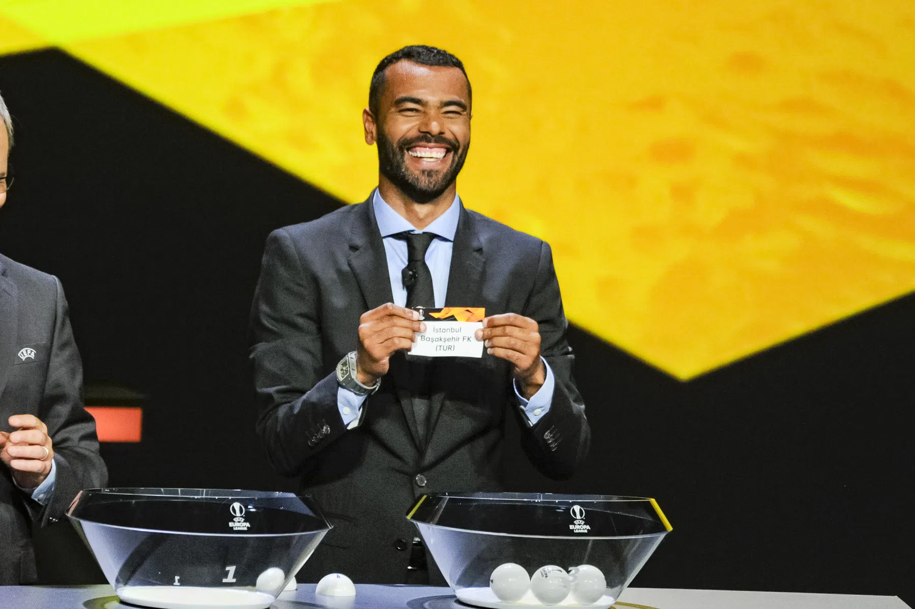 Cole blikt terug op incident met Zlatan: 'Doe je verdomde armen omlaag'