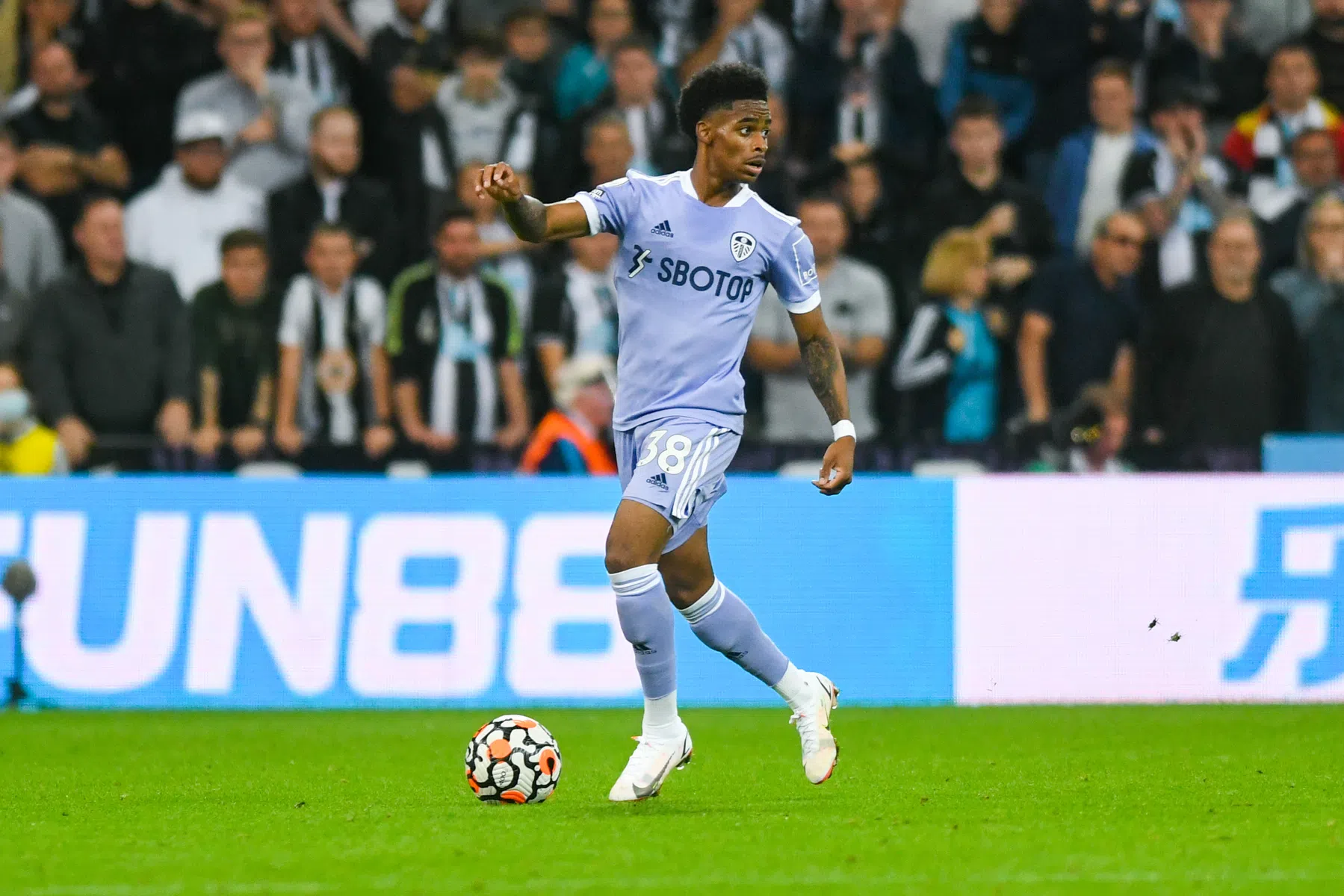 Jongste debutant in 17 jaar: Bielsa gooit Summerville voor de leeuwen