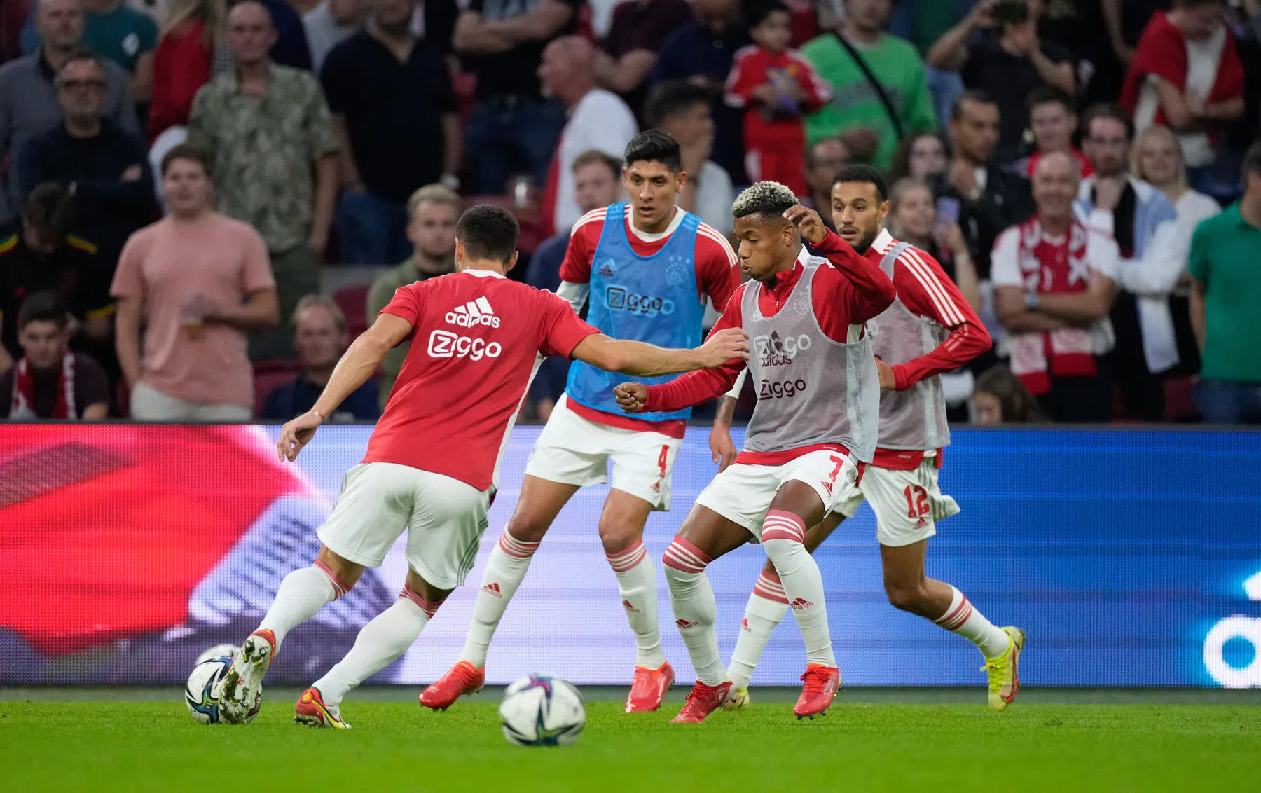 Ten Hag verklaart basisplaatsen Neres en Tagliafico