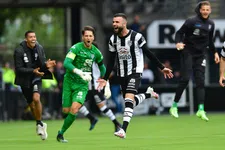Thumbnail for article: Vloet drukt rood AZ in absolute slotfase dieper in moeras