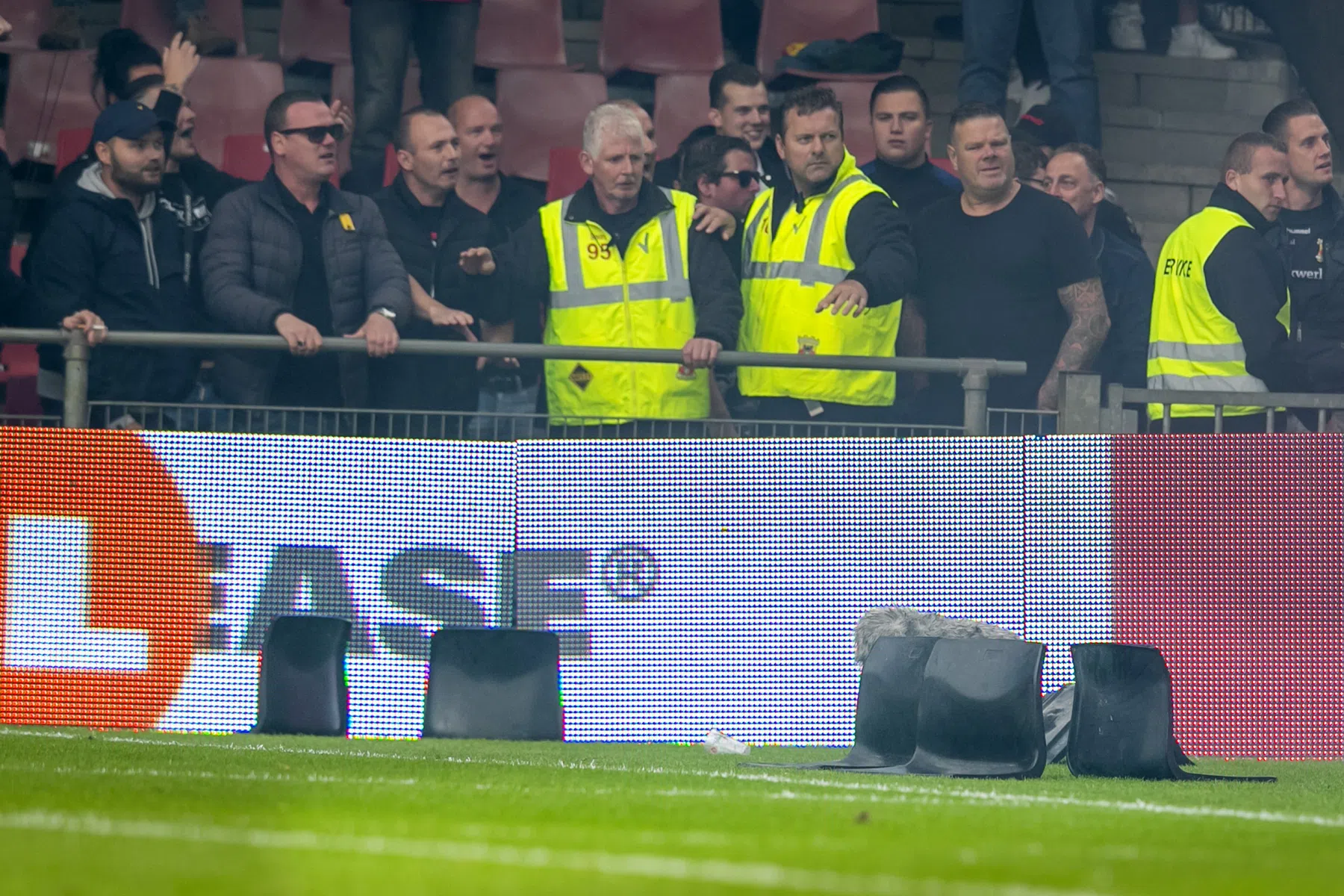 IJsselderby twee keer stilgelegd: supporters gooien met vuurwerk en stoeltjes