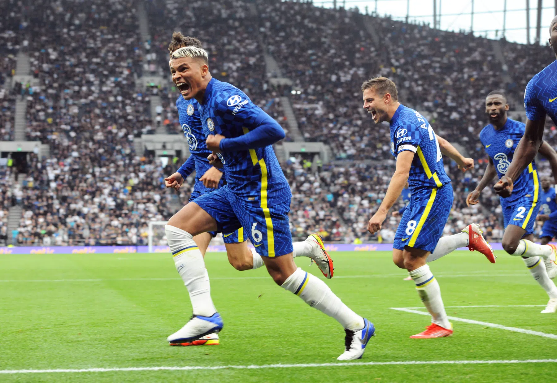 Unusual suspects doen het voor Chelsea in topper tegen Tottenham