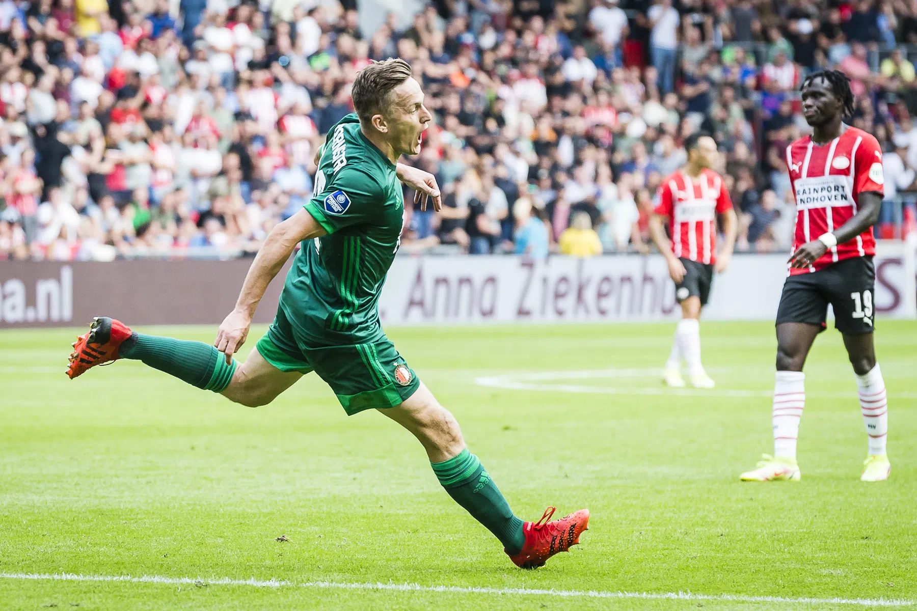 Toornstra schiet Feyenoord op schitterende wijze op voorsprong tegen PSV