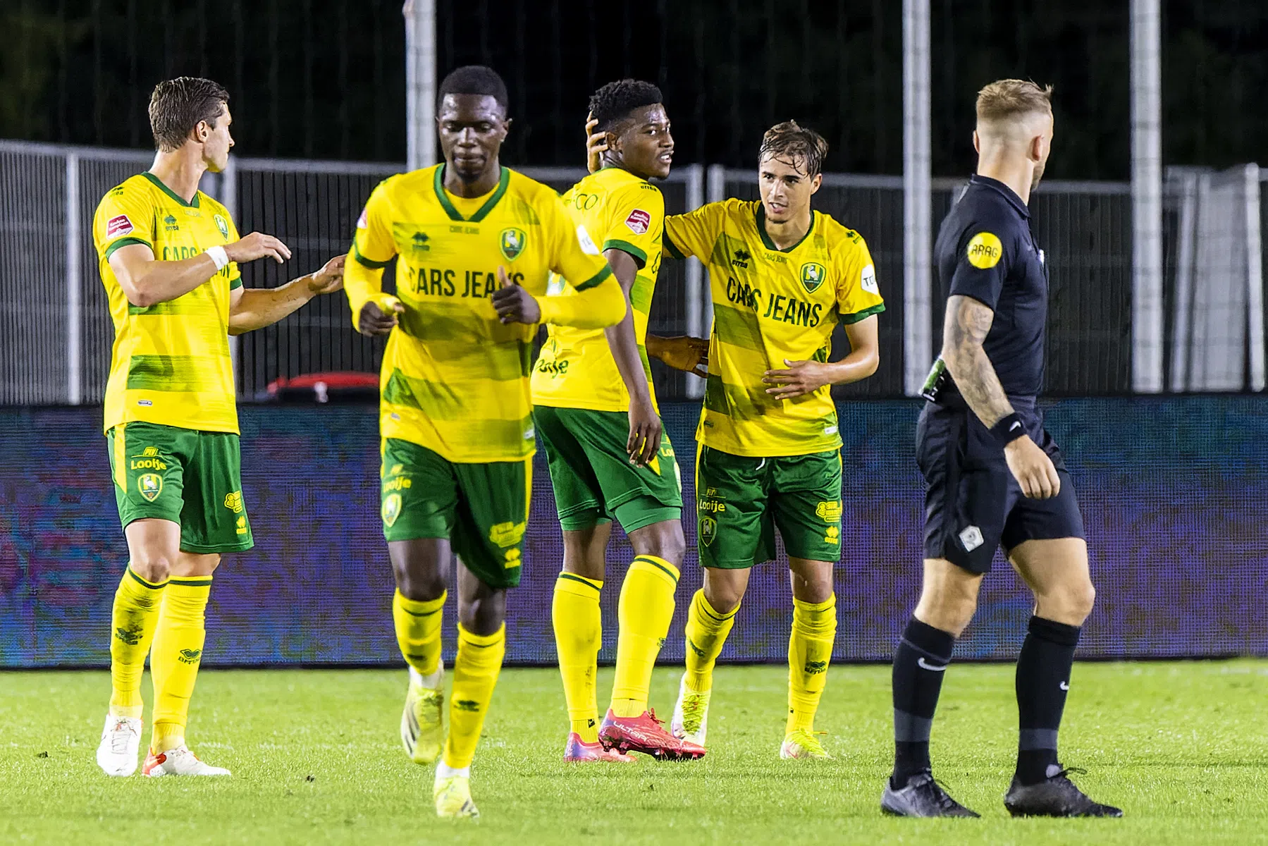 Geplaagd ADO meldt zich dankzij weergaloze goal in KKD-top