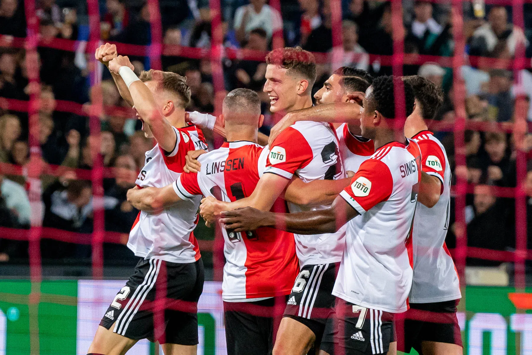 Dubbelslag Til en jubileumgoal Linssen helpen Feyenoord aan zege