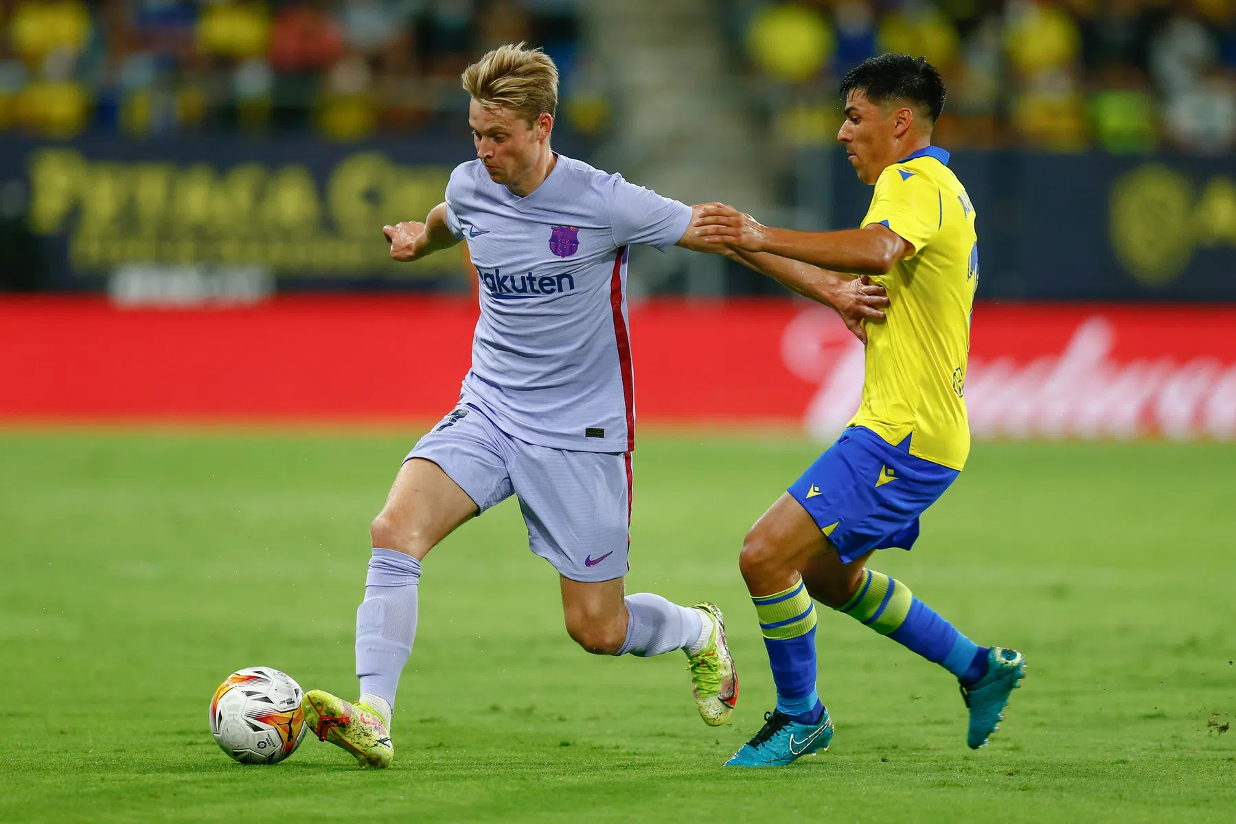 Rampspoed Barcelona houdt aan: Frenkie de Jong met rood van het veld