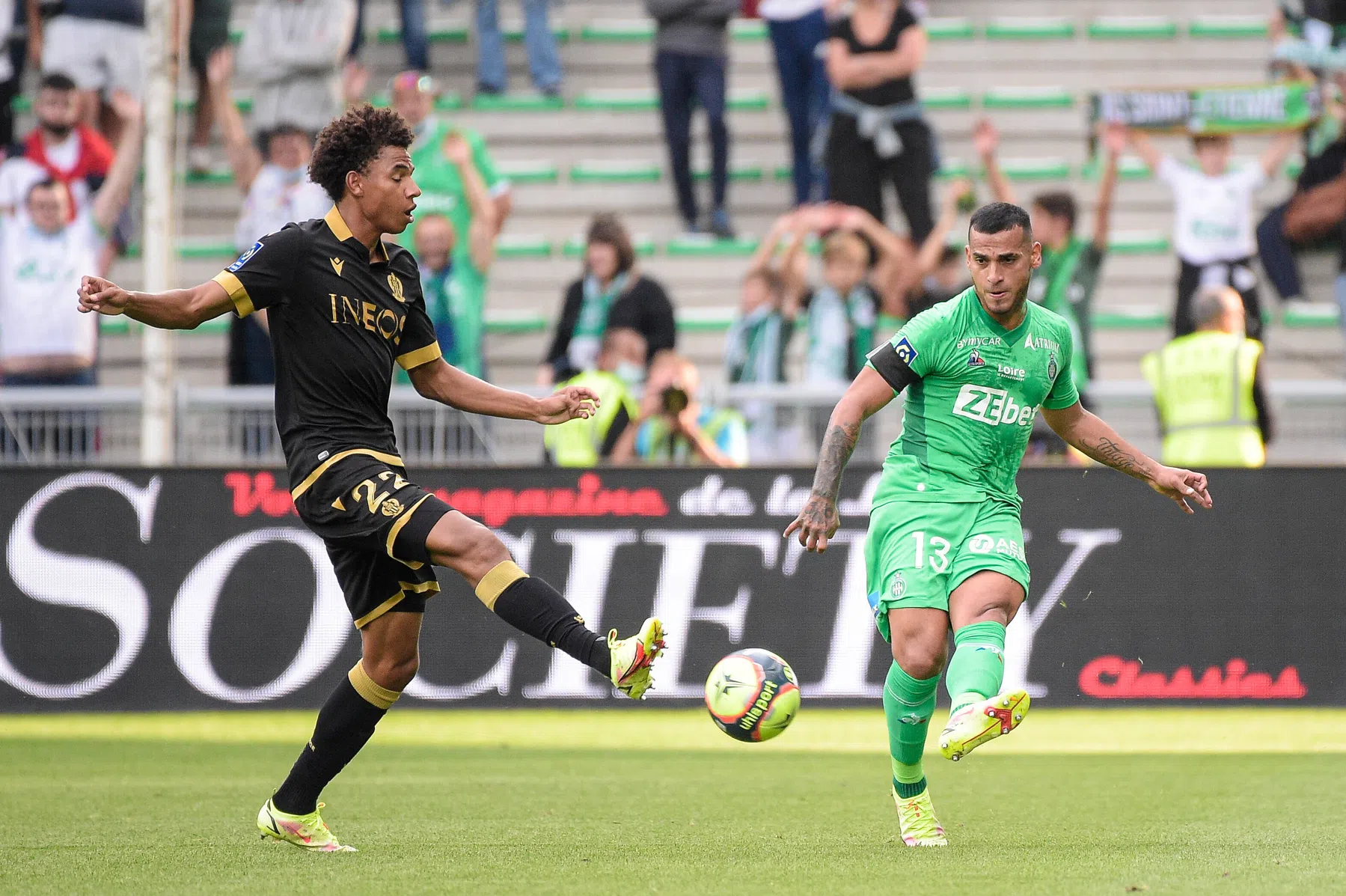 Stengs draagt met eerste goal in Ligue 1 bij aan ruime zege Nice
