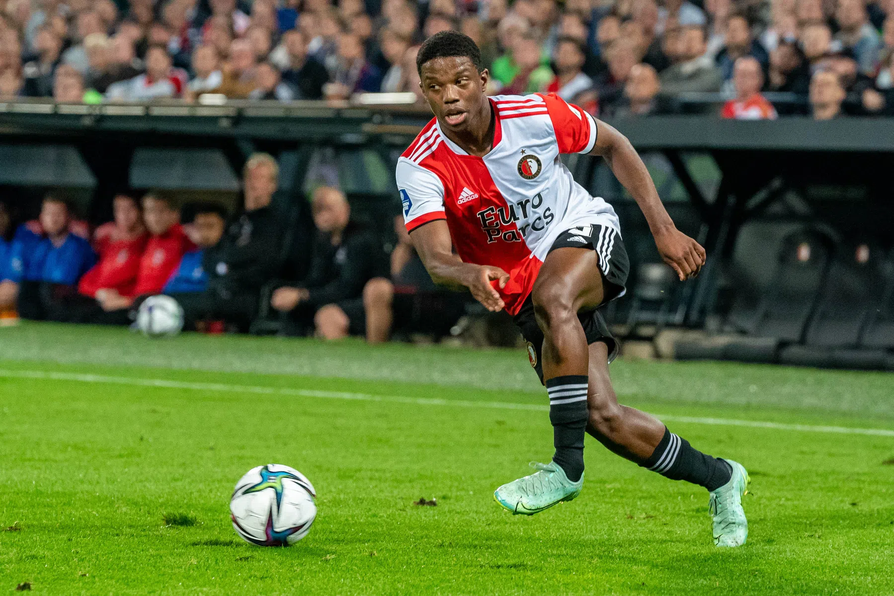 Feyenoord moet na fout Malacia opnieuw beginnen tegen NEC