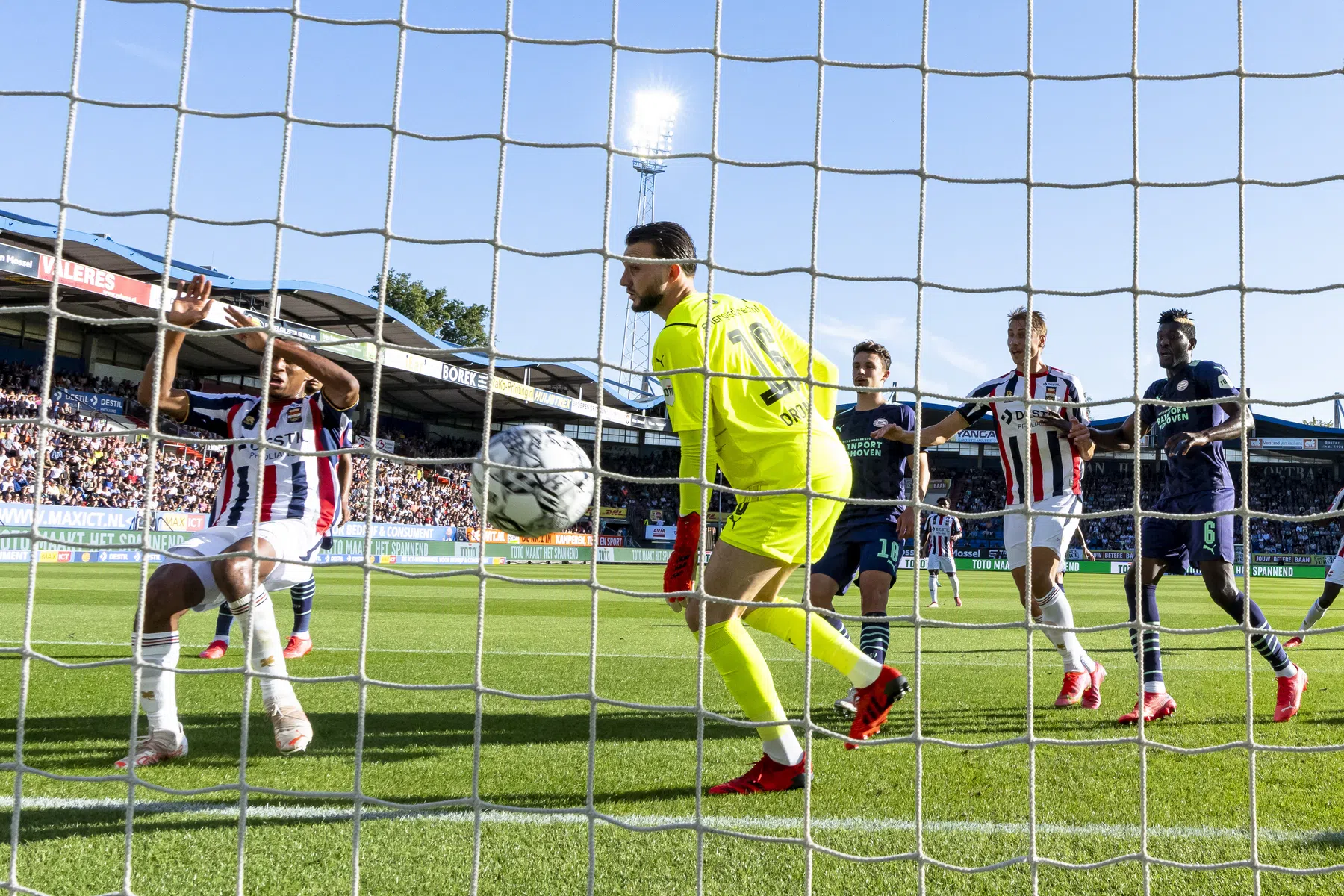 Willem II deelt worstelend PSV volgende dreun uit