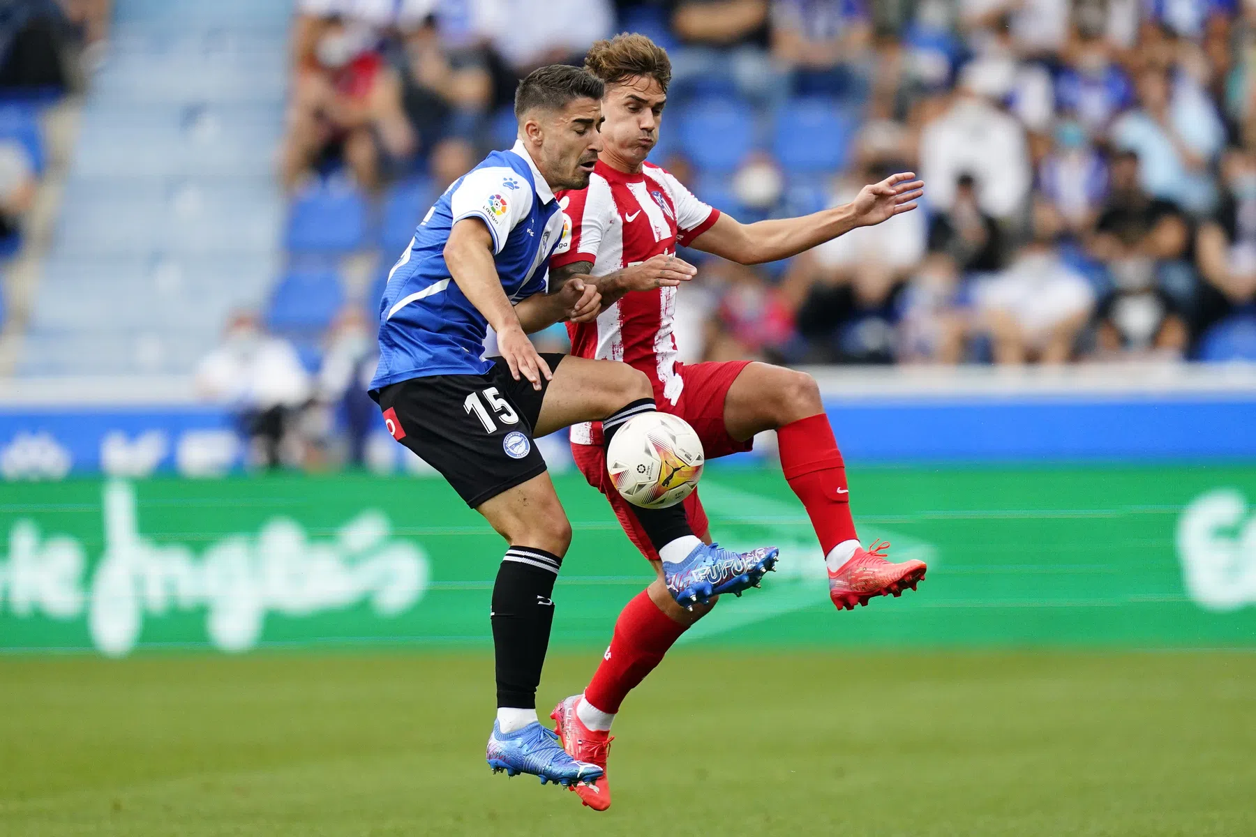 Ploeterend Atlético lijdt beschamende nederlaag op bezoek bij Alavés