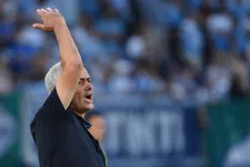Thumbnail for article: Mourinho buigt in spectaculaire Romeinse derby