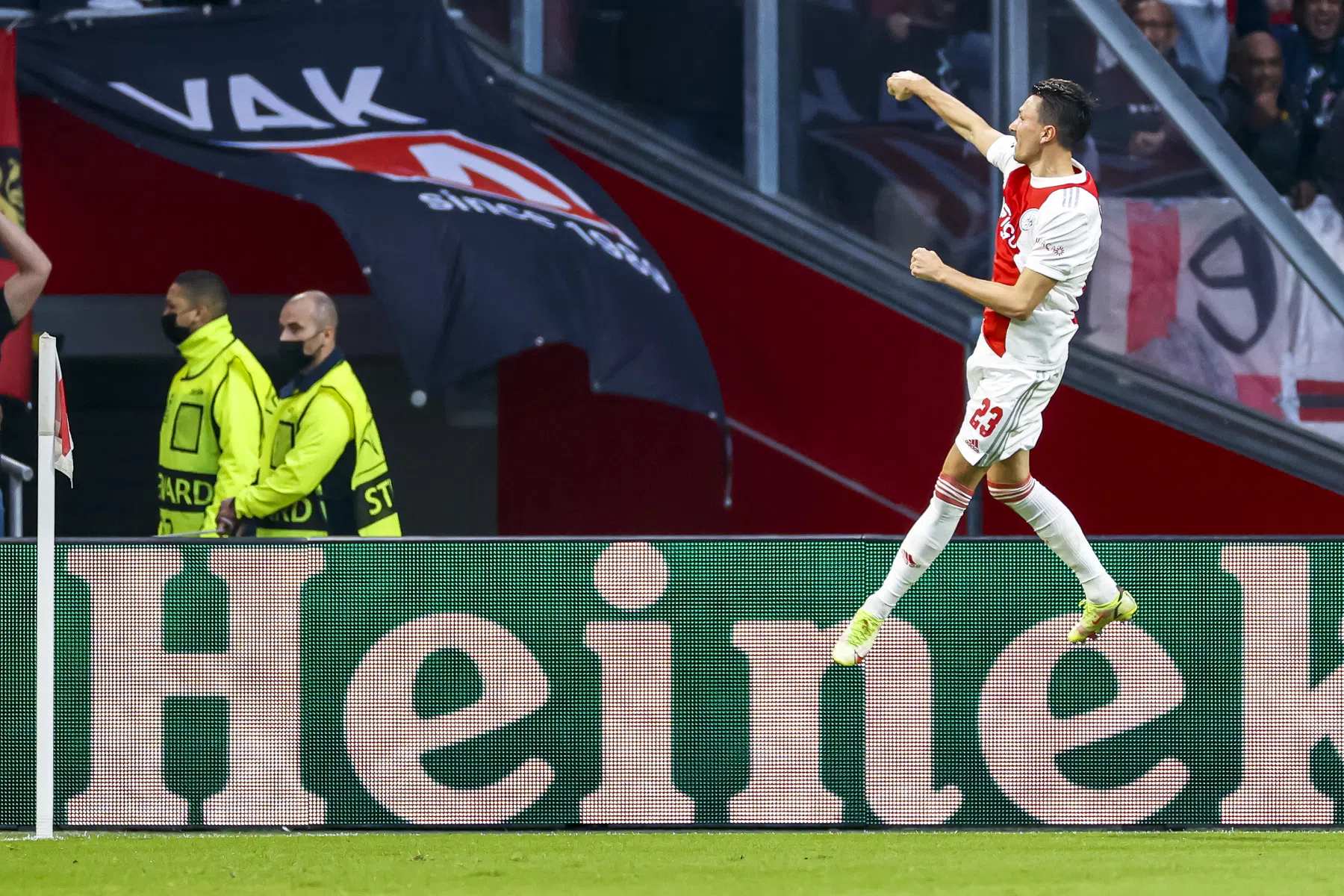 Berghuis bewijst het gelijk van Ten Hag en schiet Ajax op voorsprong