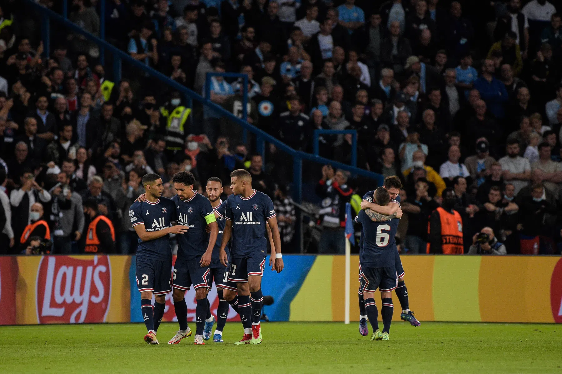 Primeur Messi geeft zege PSG op Manchester City glans