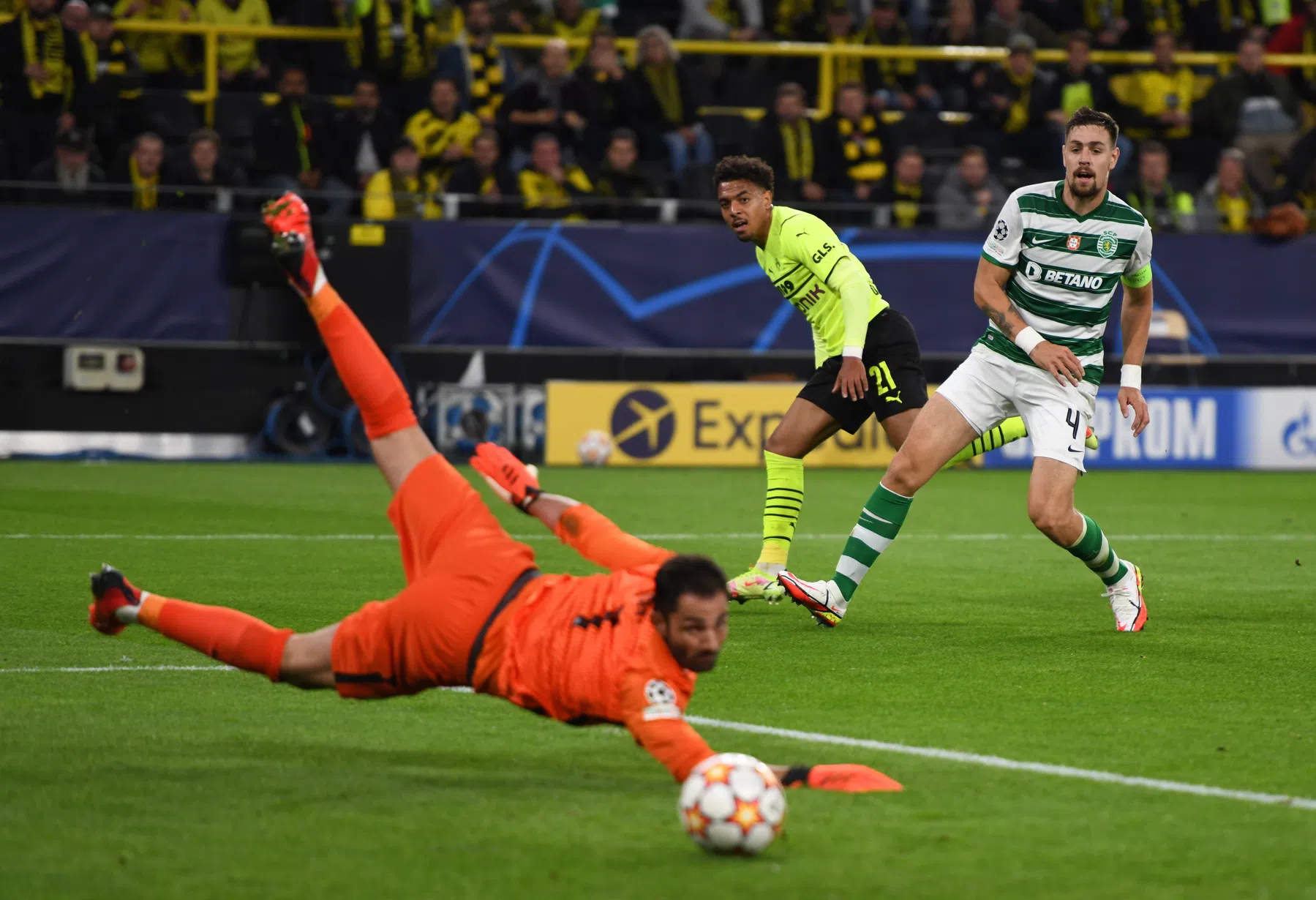 Dortmund weer naast Ajax dankzij Malen