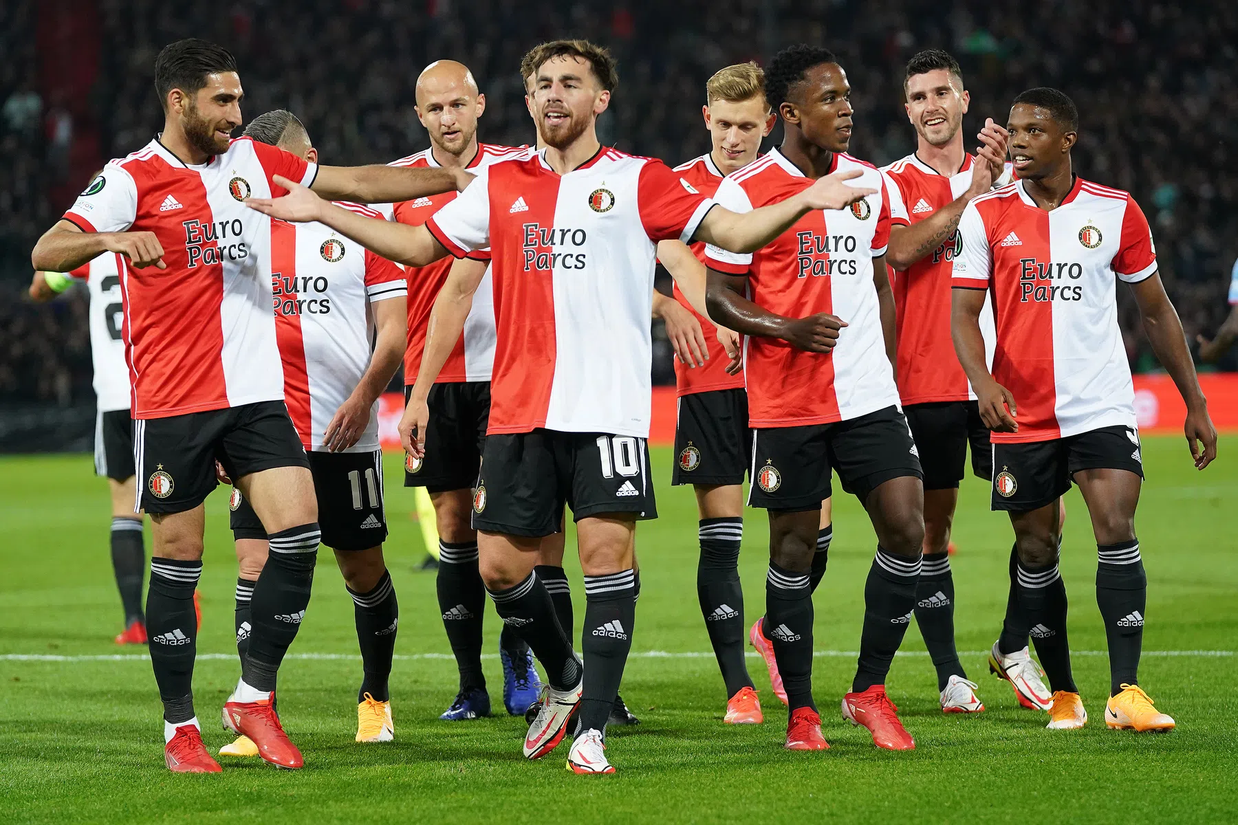 Feyenoord trekt zege over de streep op heet avondje in De Kuip