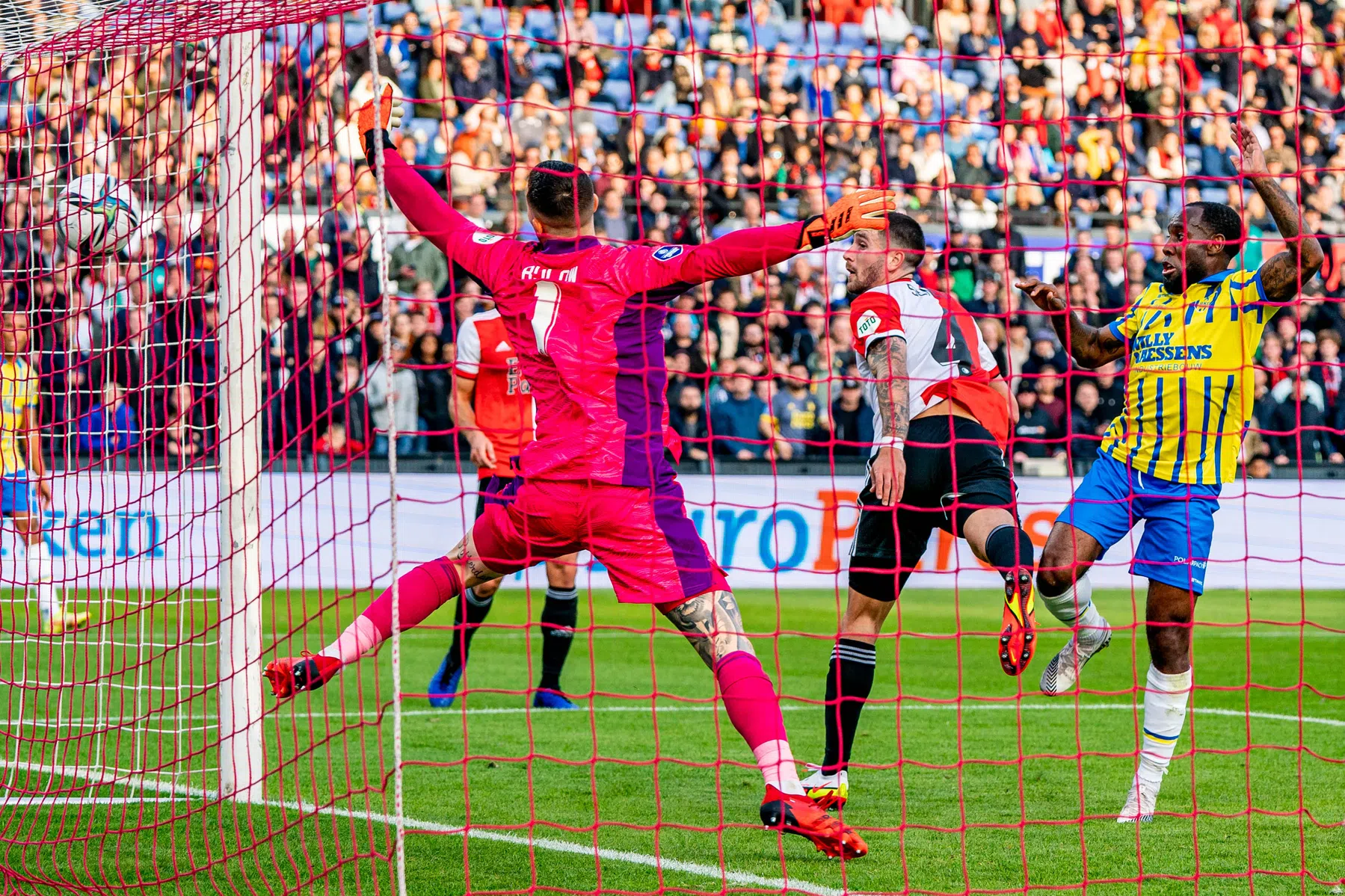 Pijnlijke herstart Feyenoord: RKC stunt in De Kuip