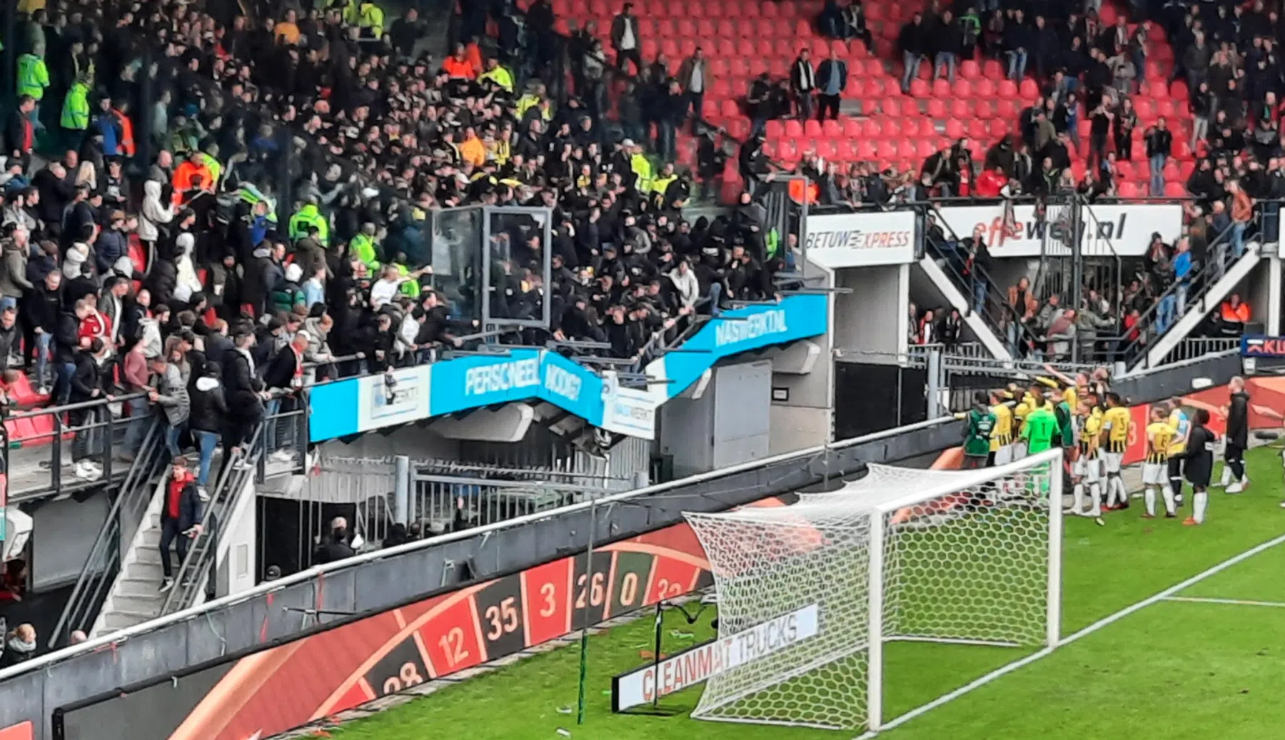 Schrik in Nijmegen: tribunedeel zakt in elkaar