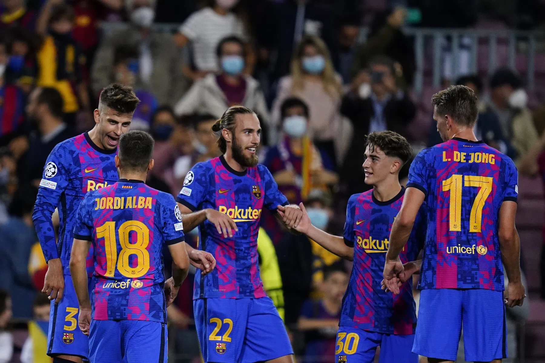 Pover Barcelona dankt Piqué en leeft nog na dramatische CL-start