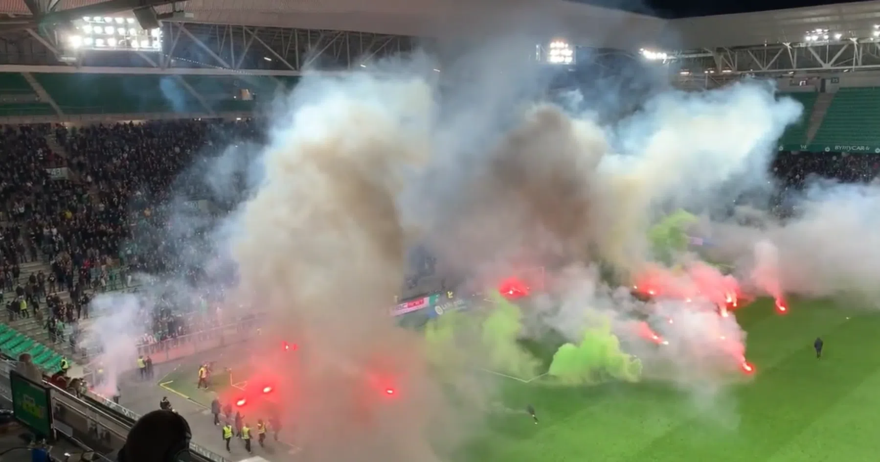 Weer problemen in Frankrijk: vuurwerk op het veld, spelers de kleedkamer in
