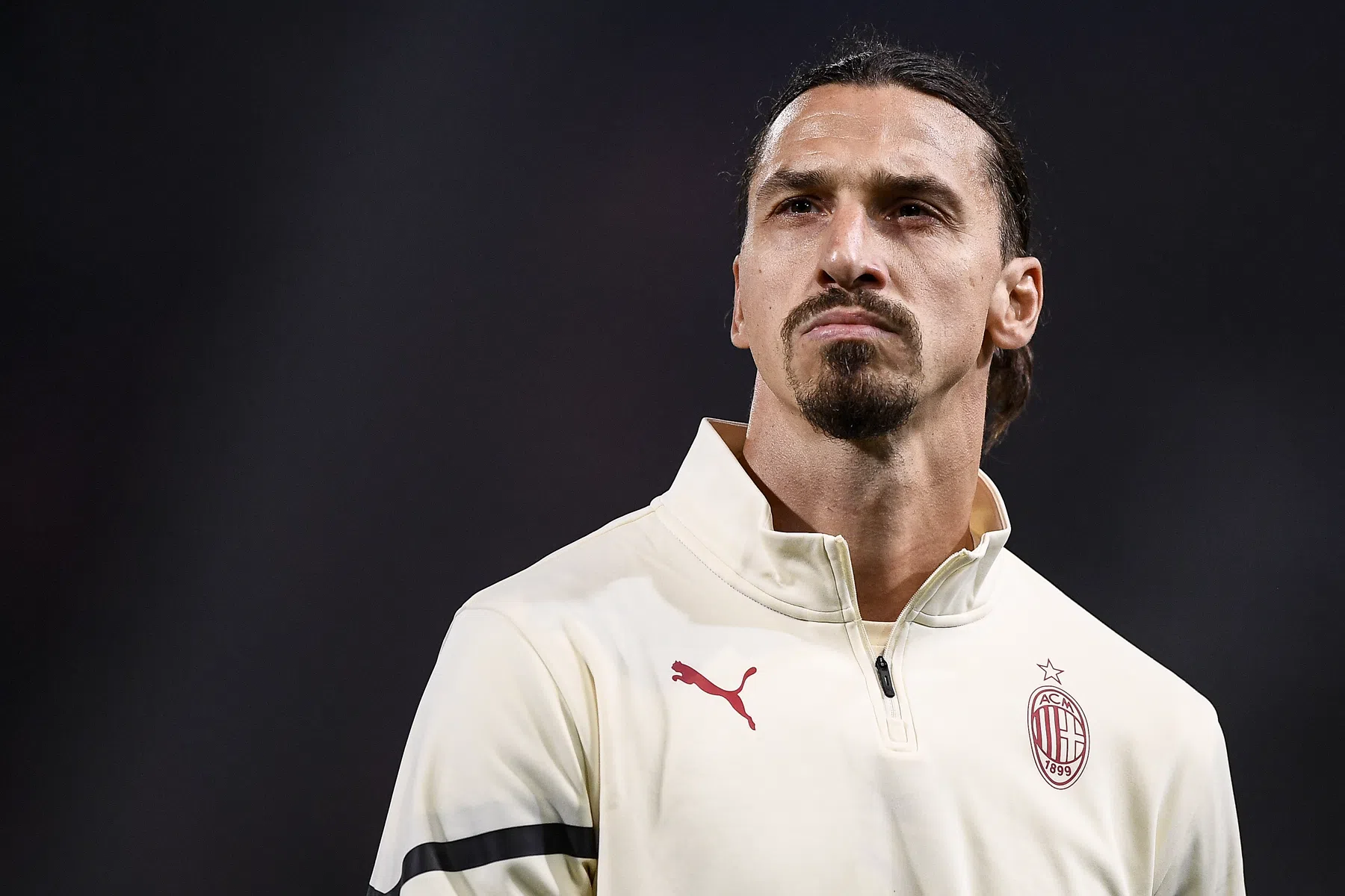 Veertigjarige Zlatan vermaakt in spektakelstuk: eigen goal en slotakkoord