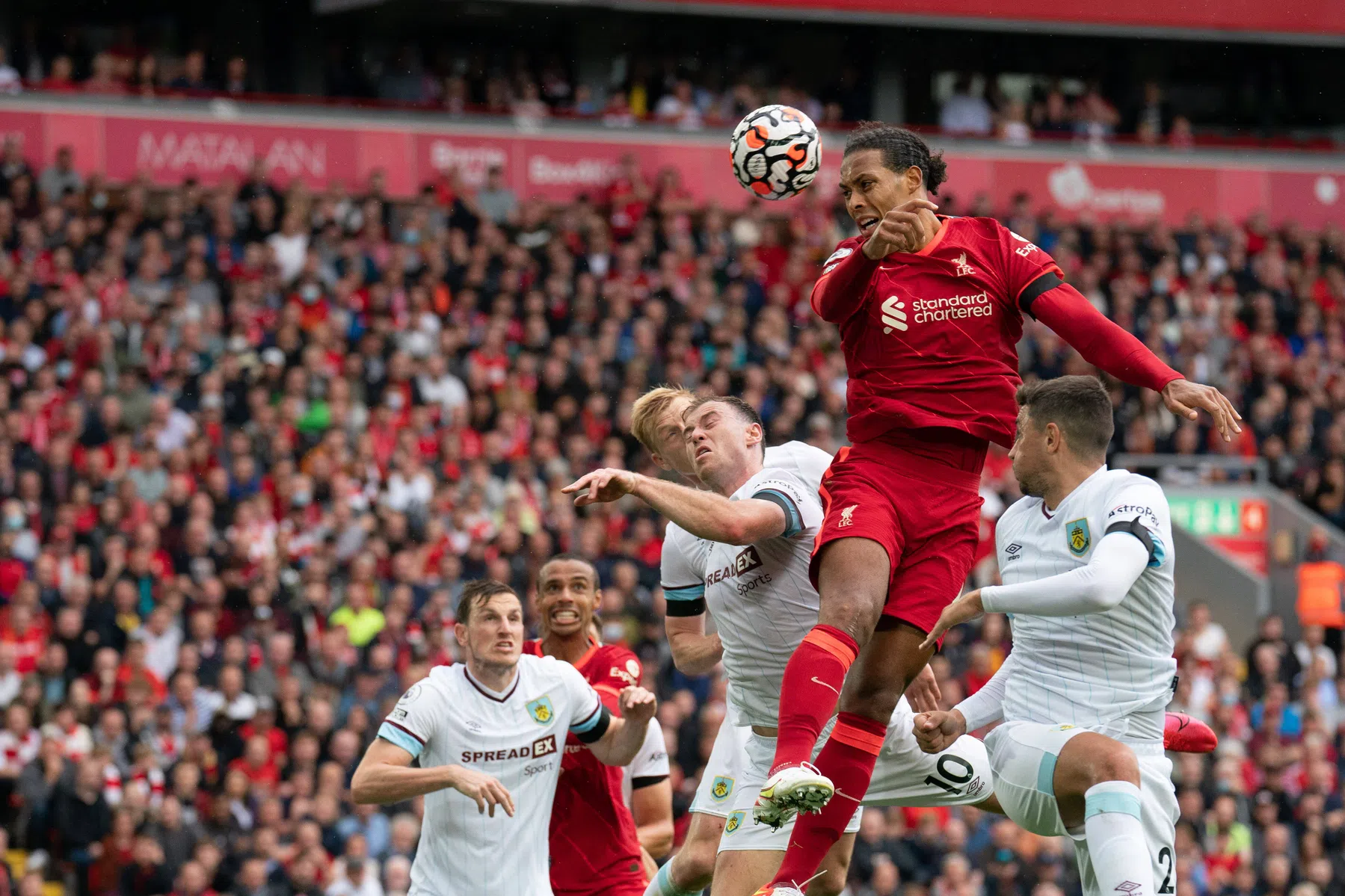 Van Dijk versus Ronaldo: wat de Liverpool-leider zo goed maakt