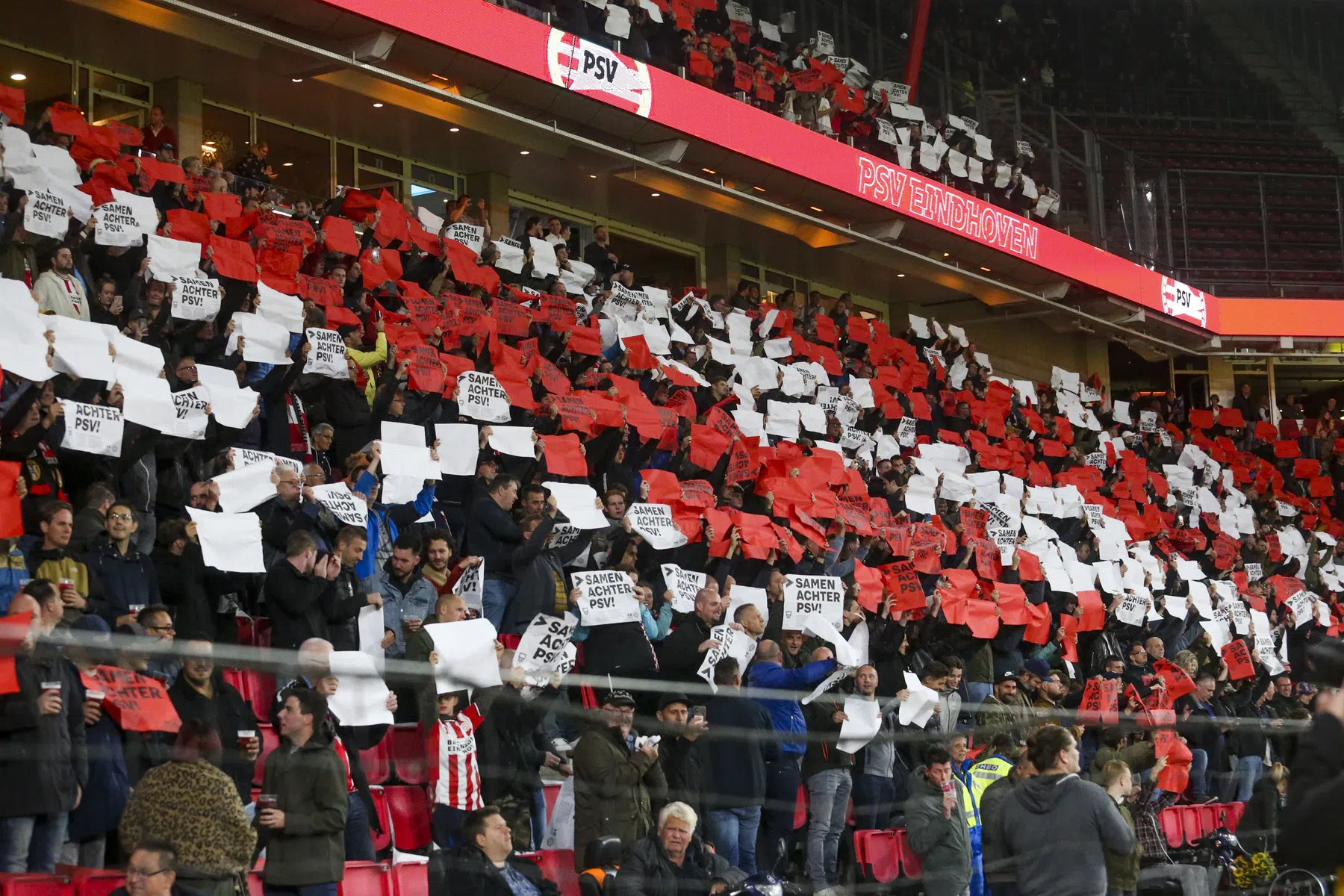 PSV leeft met knipoog naar Ajax-filmpje toe naar kraker