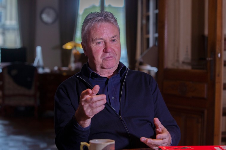 Hiddink krabbelt al terug: 'Misschien ga ik wel een Advocaatje doen'