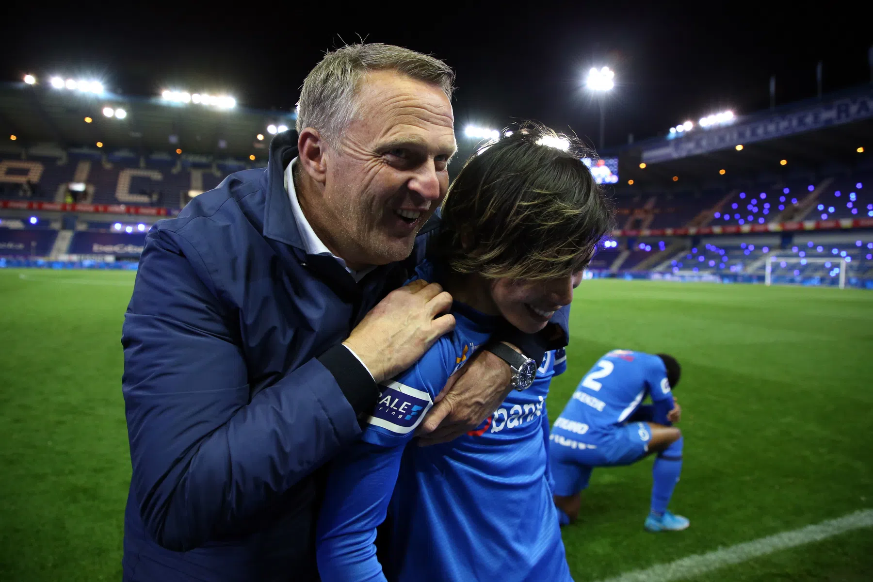 Crisis bij Genk compleet: Van den Brom gebeten hond bij fans na wissel