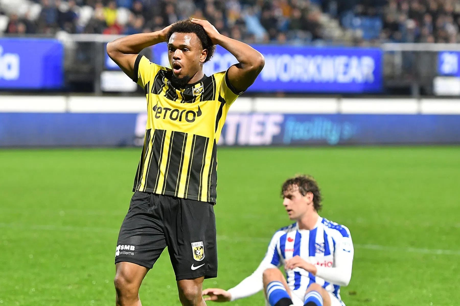 Vitesse bezorgt Heerenveen op de valreep kater op veelbesproken avond