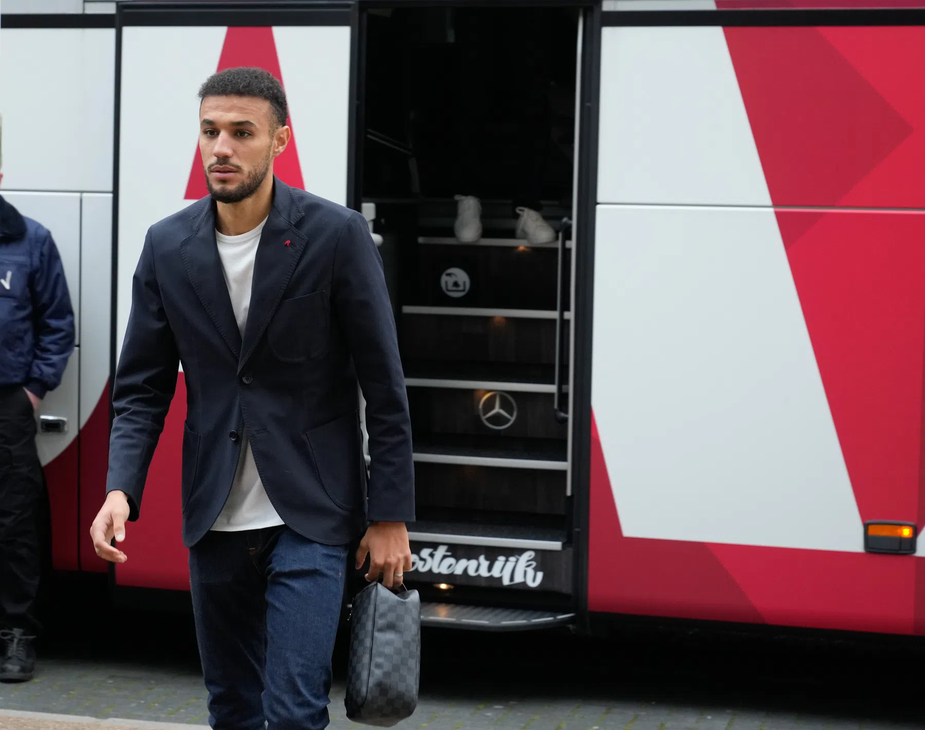Tegenvaller voor Ajax: Mazraoui ontbreekt tegen Heracles