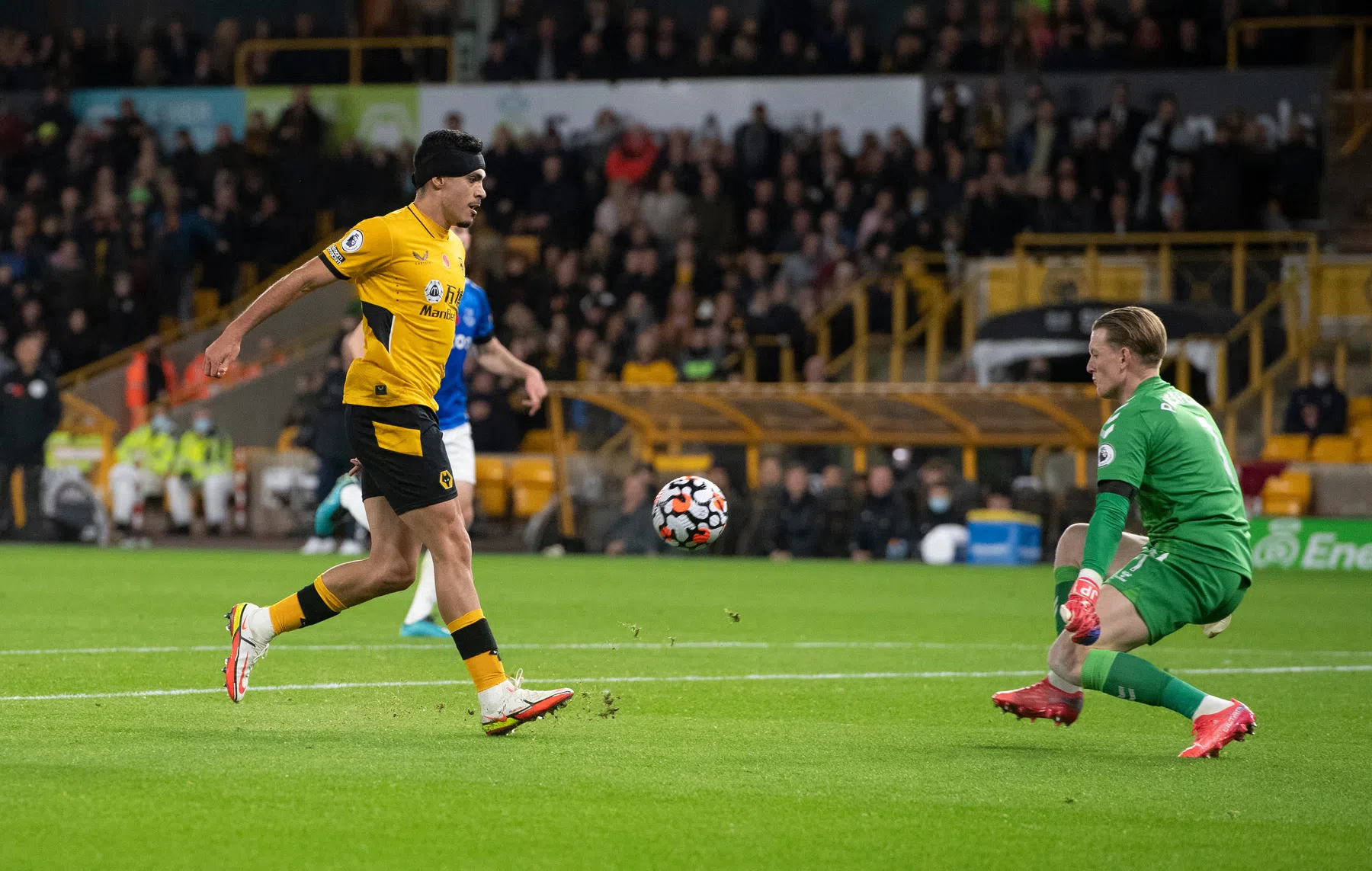 Geschutter bij Everton leidt tot memorabele avond voor teruggekeerde Raúl Jiménez 