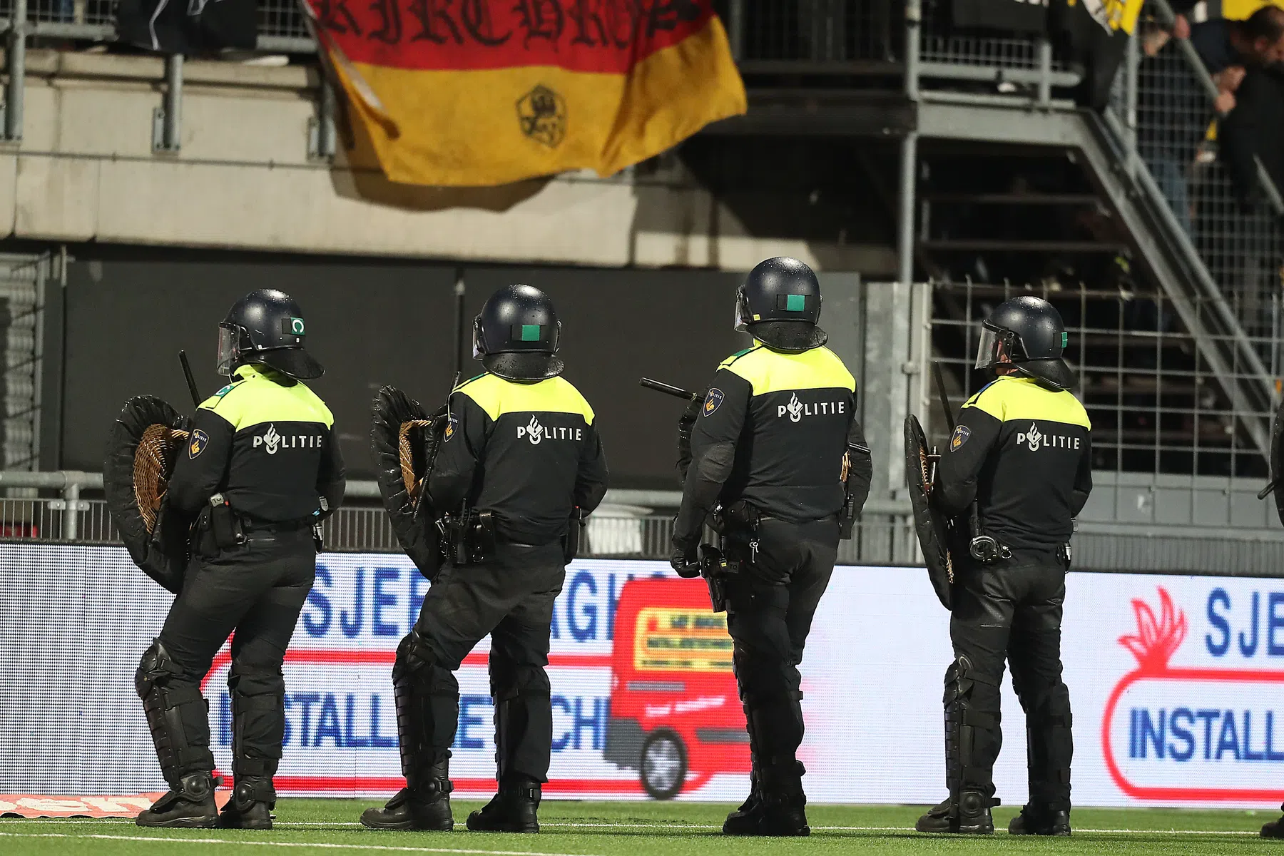 Steeds meer supportersgeweld: 'Betaald voetbal trekt dit soort types aan'