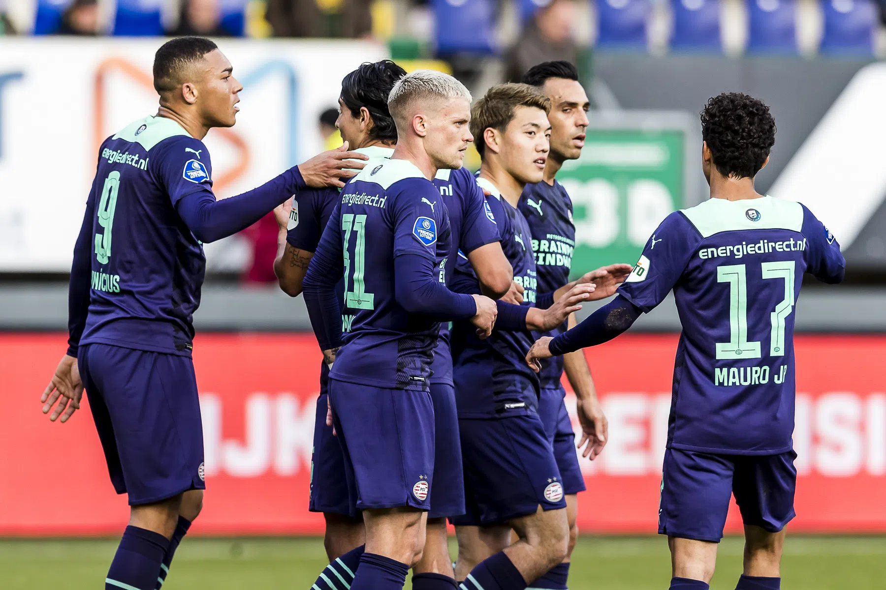 Gehavend PSV voert in Sittard druk op Ajax op