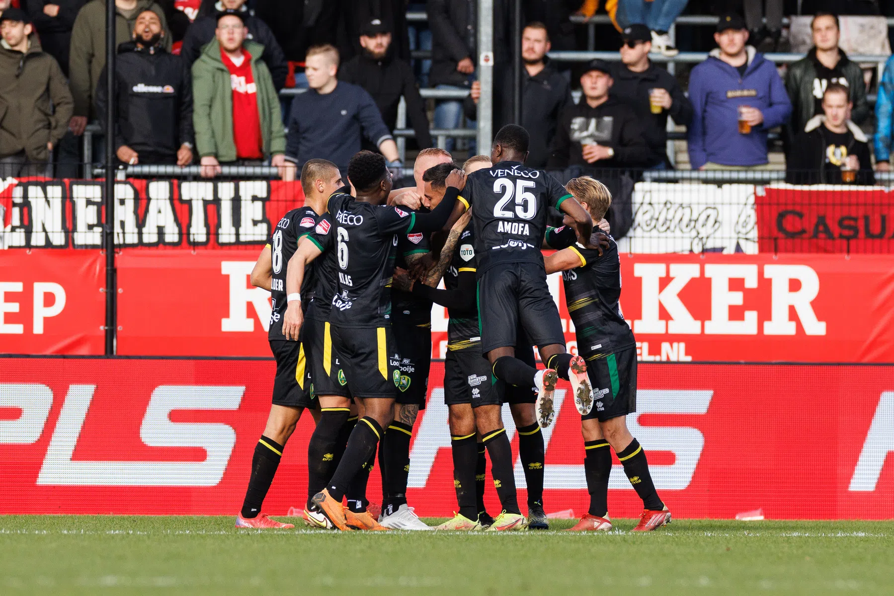 ADO bezegelt zege in Almere met goal van eigen helft