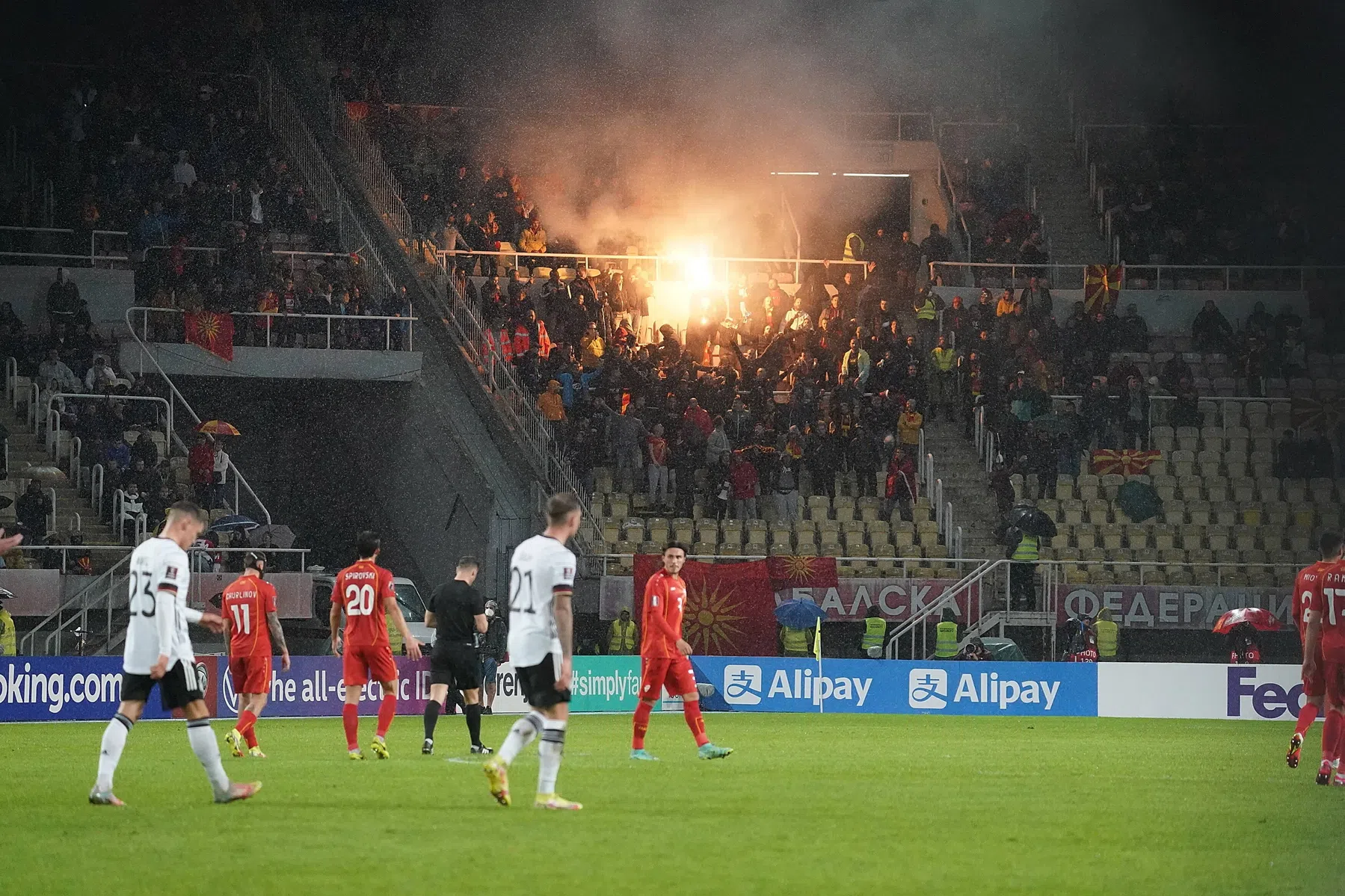 Noord-Macedonië houdt na zinderende slotdag hoop op WK-primeur