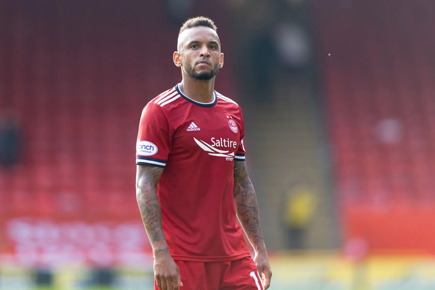 Ex-PSV'er Ojo reageert woest na duw van fan en krijgt rood