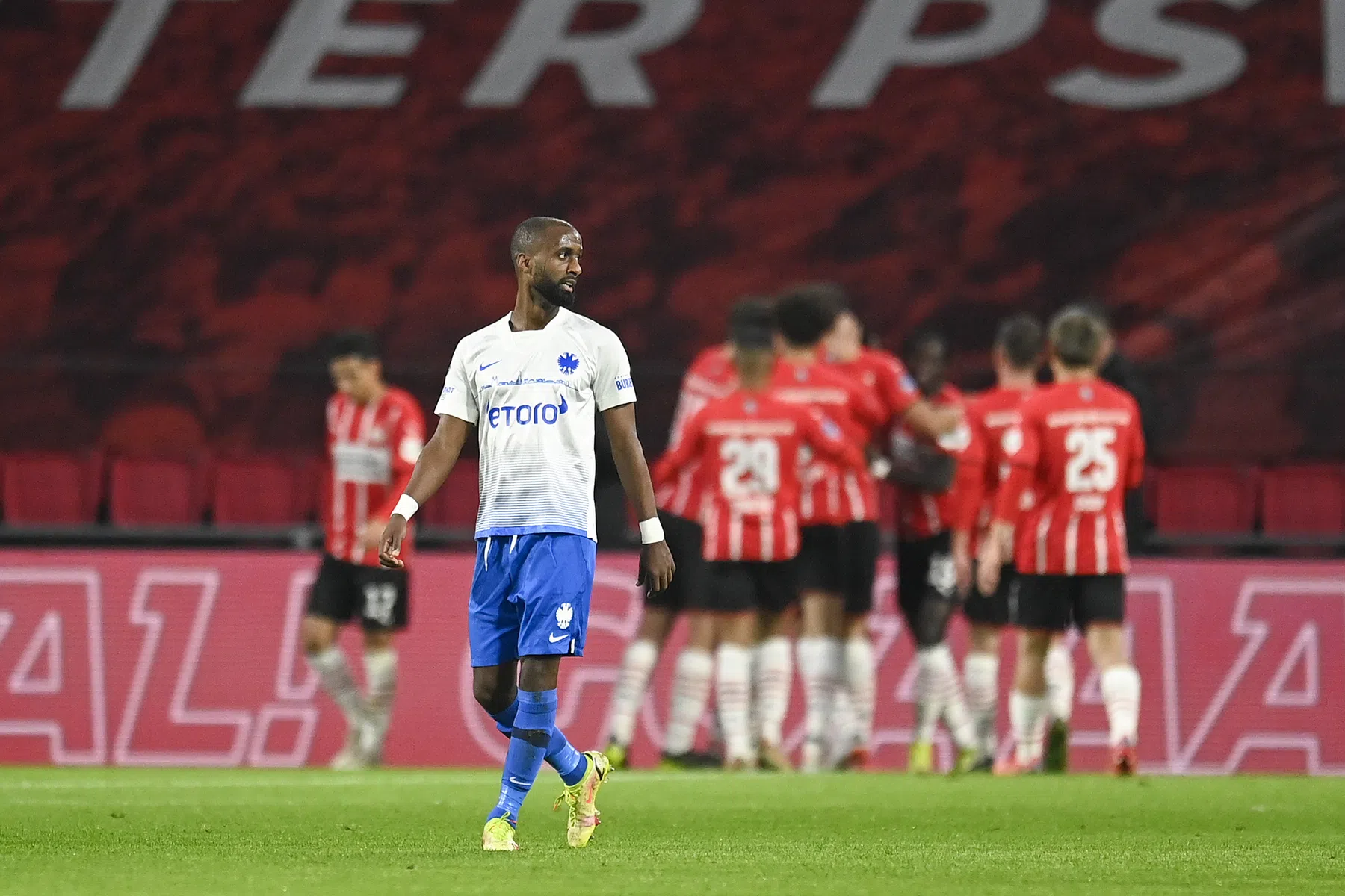 Gehavend PSV grijpt koppositie na overtuigende zege op Vitesse