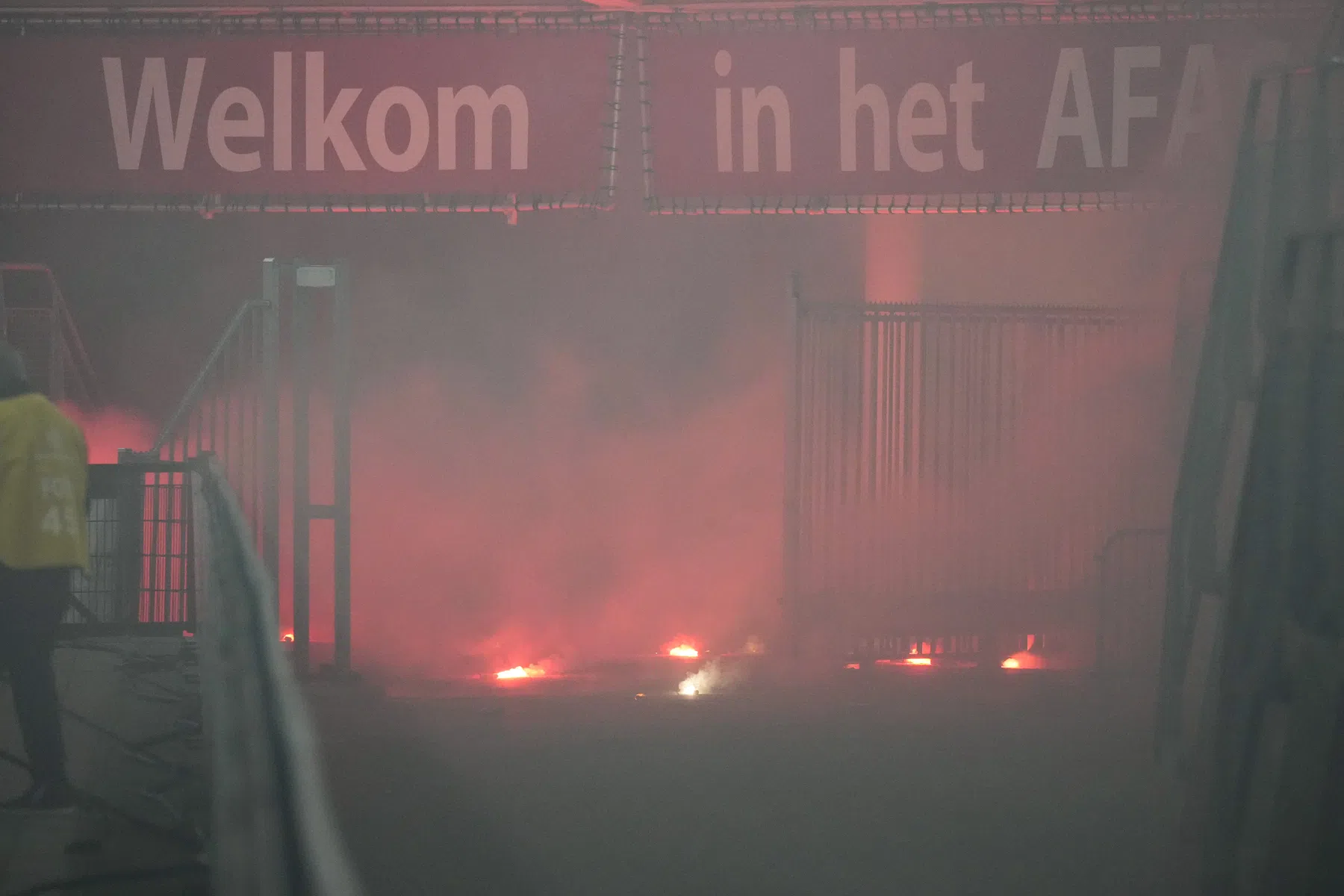 AZ-fans dringen stadion binnen, duel met NEC tijdelijk gestaakt
