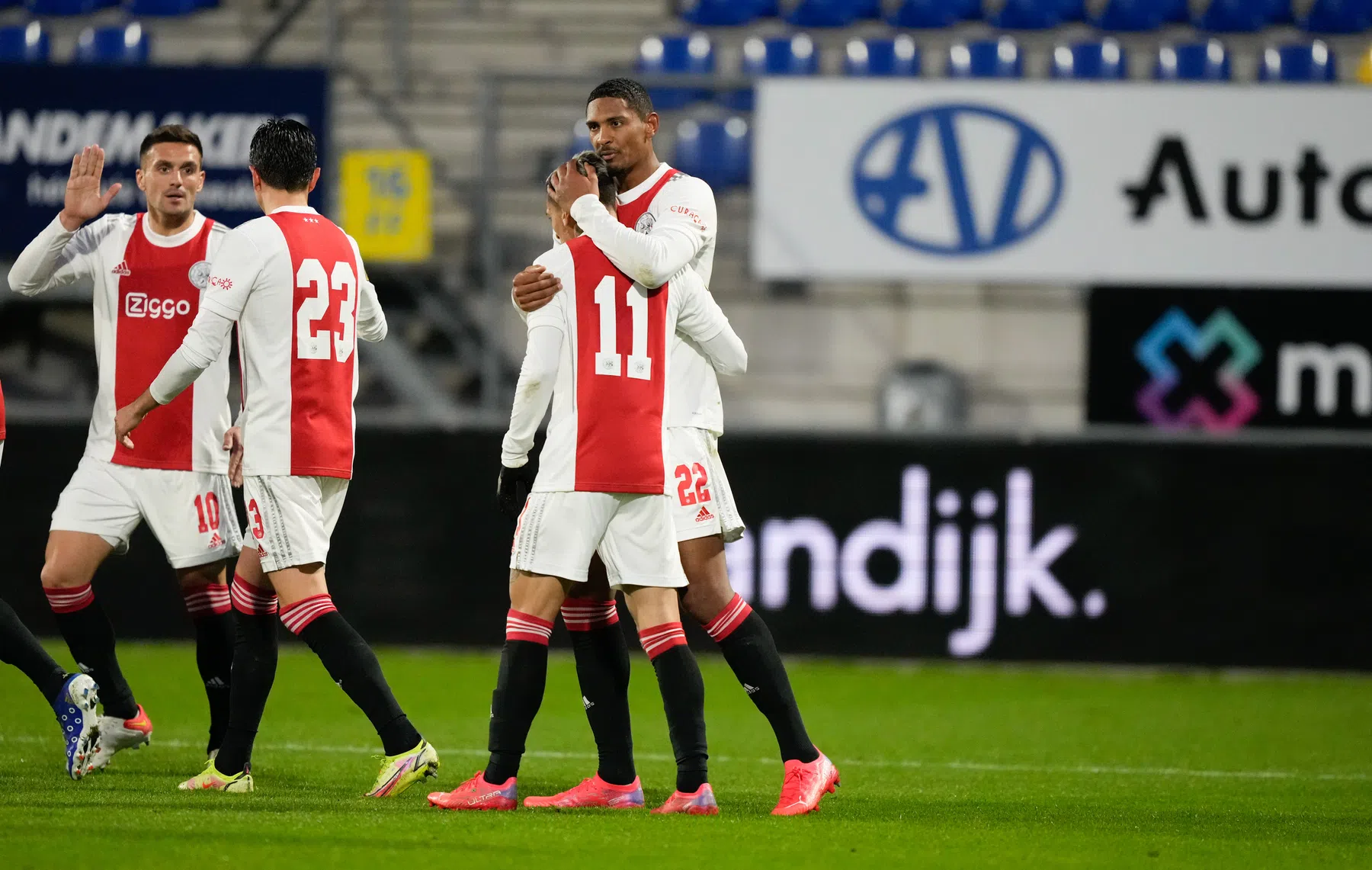 Einde aan de droogte: Haller verlost Ajax en evenaart prestatie Pellè