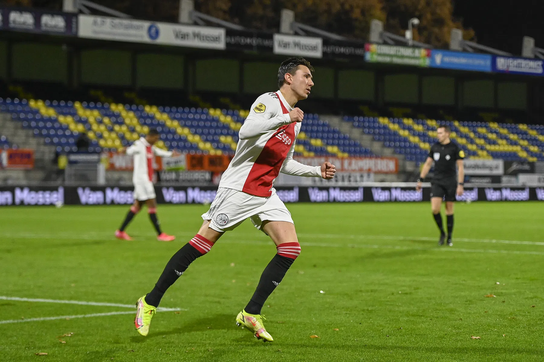 Ajax pakt na twee uitglijders de draad weer op in Waalwijk