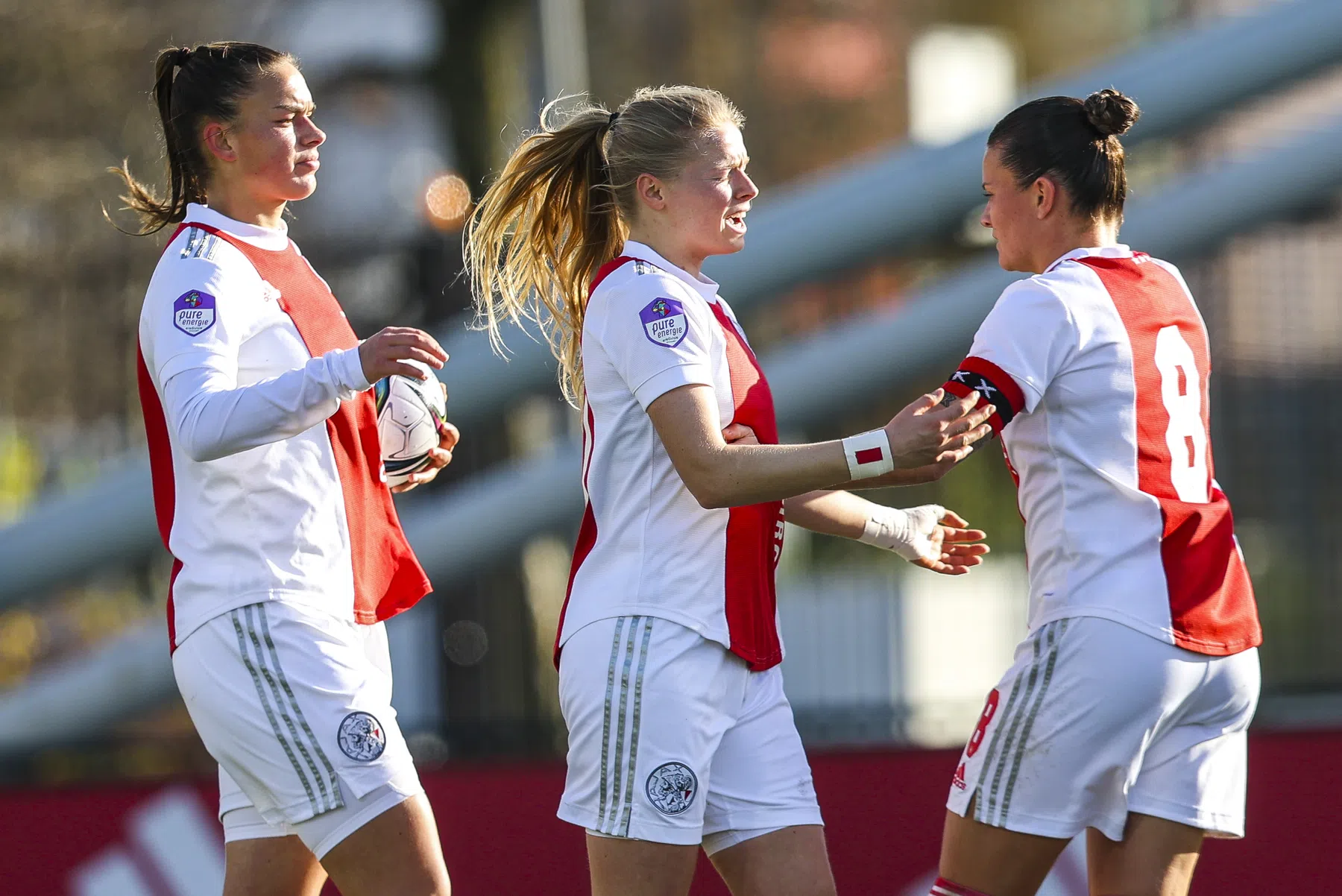 Ajax Vrouwen lost Feyenoord af als nummer twee, late domper PSV